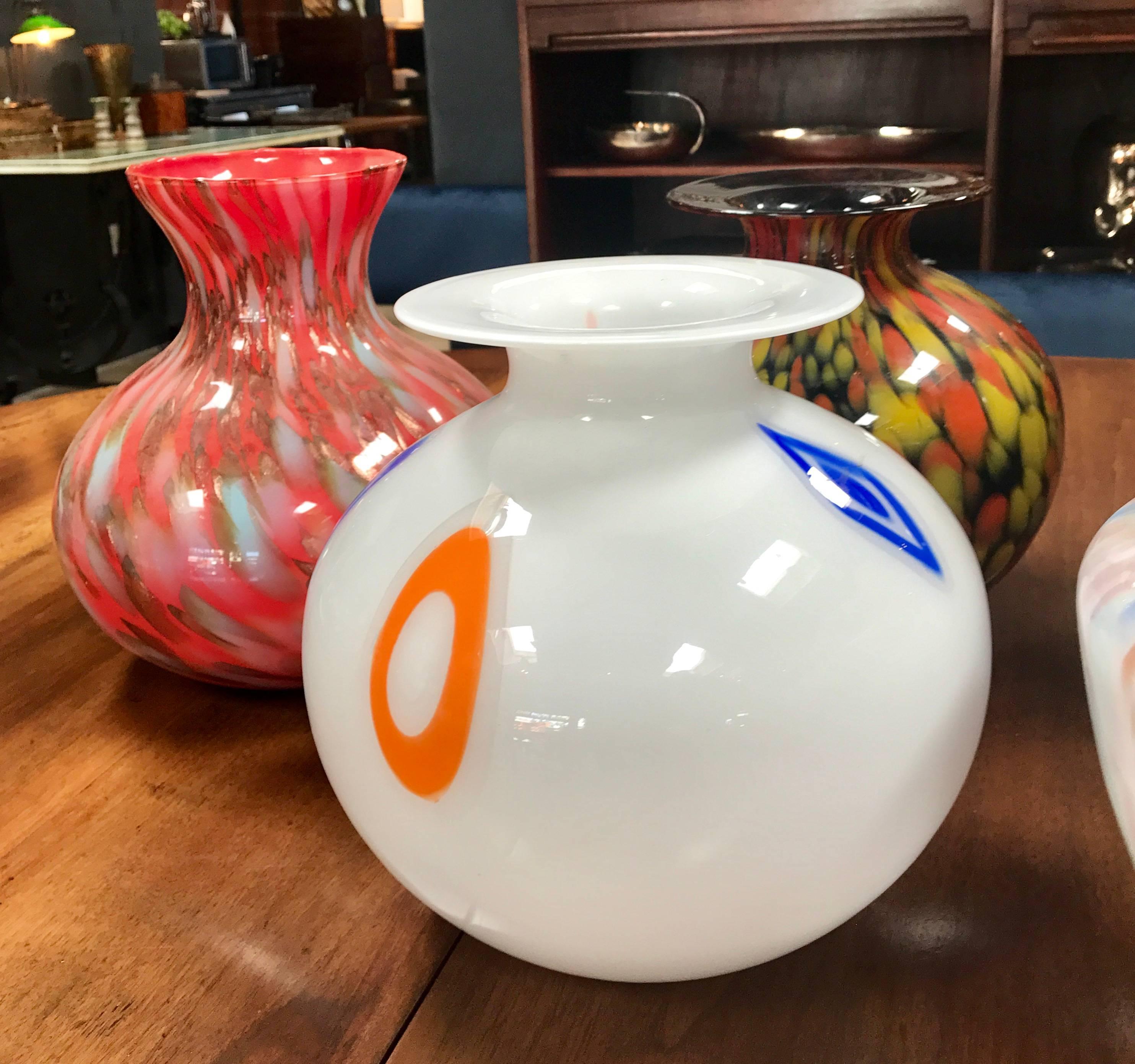 Florentine mundgeblasene Vase in verschiedenen Formen, Größen und Farben aus den 1980er Jahren im Angebot 1