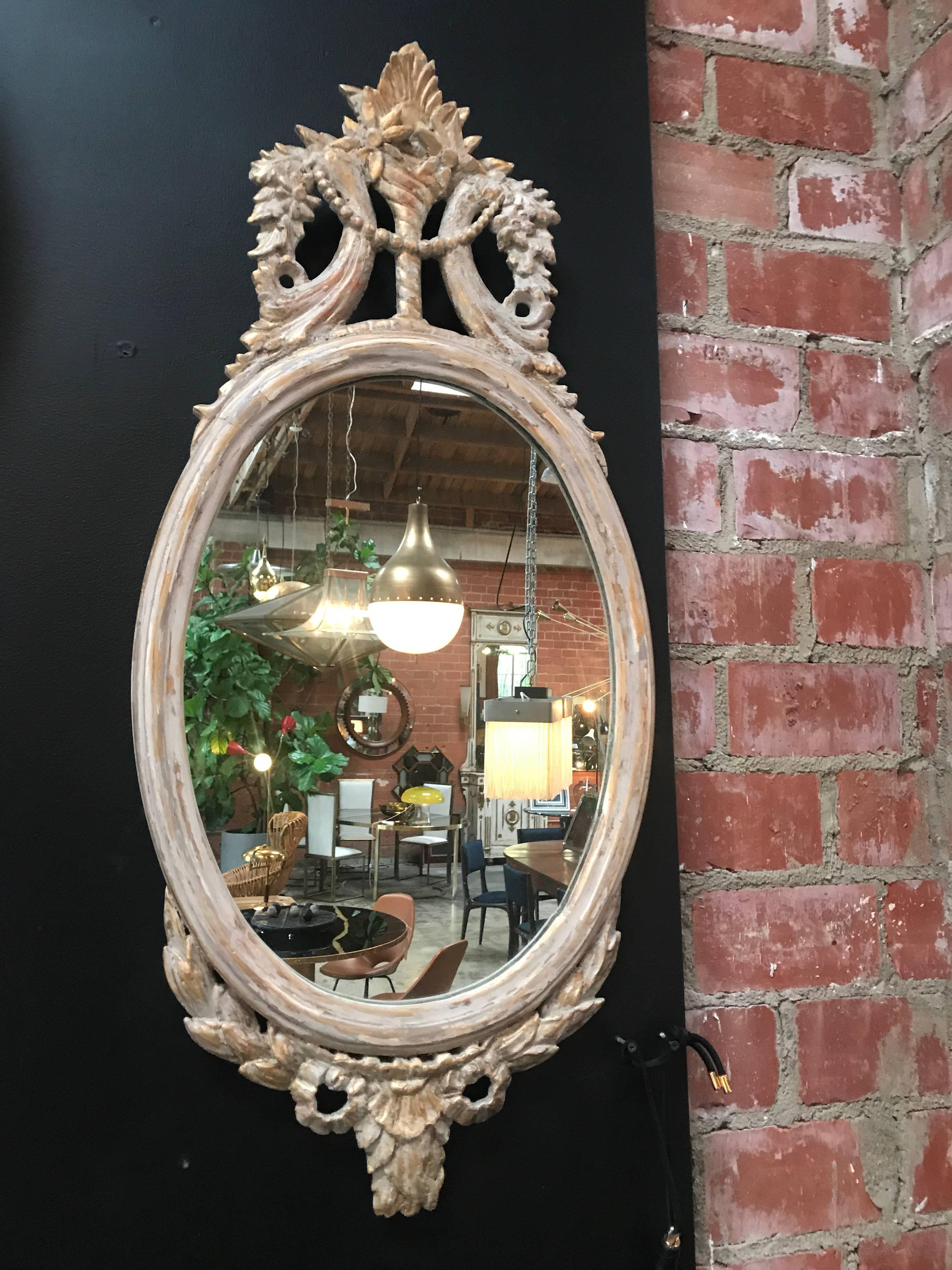 Miroir ovale en bois sculpté d'Europe du Nord du début du 19e siècle avec cadre blanc.
détails, miroir, patine - bello !
