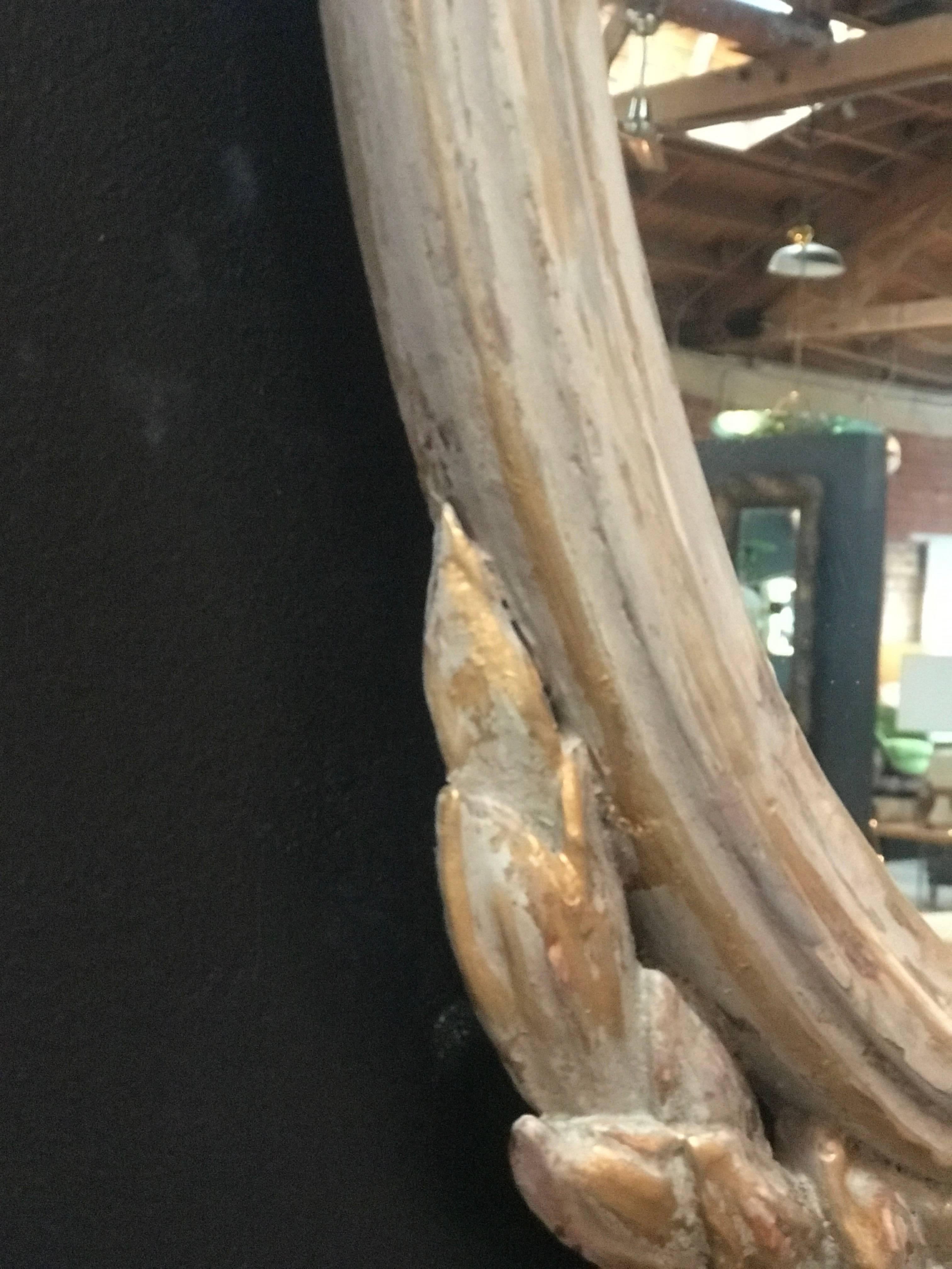 XIXe siècle Miroir ovale en bois sculpté d'Europe du Nord avec cadre blanc, début du 19e siècle en vente