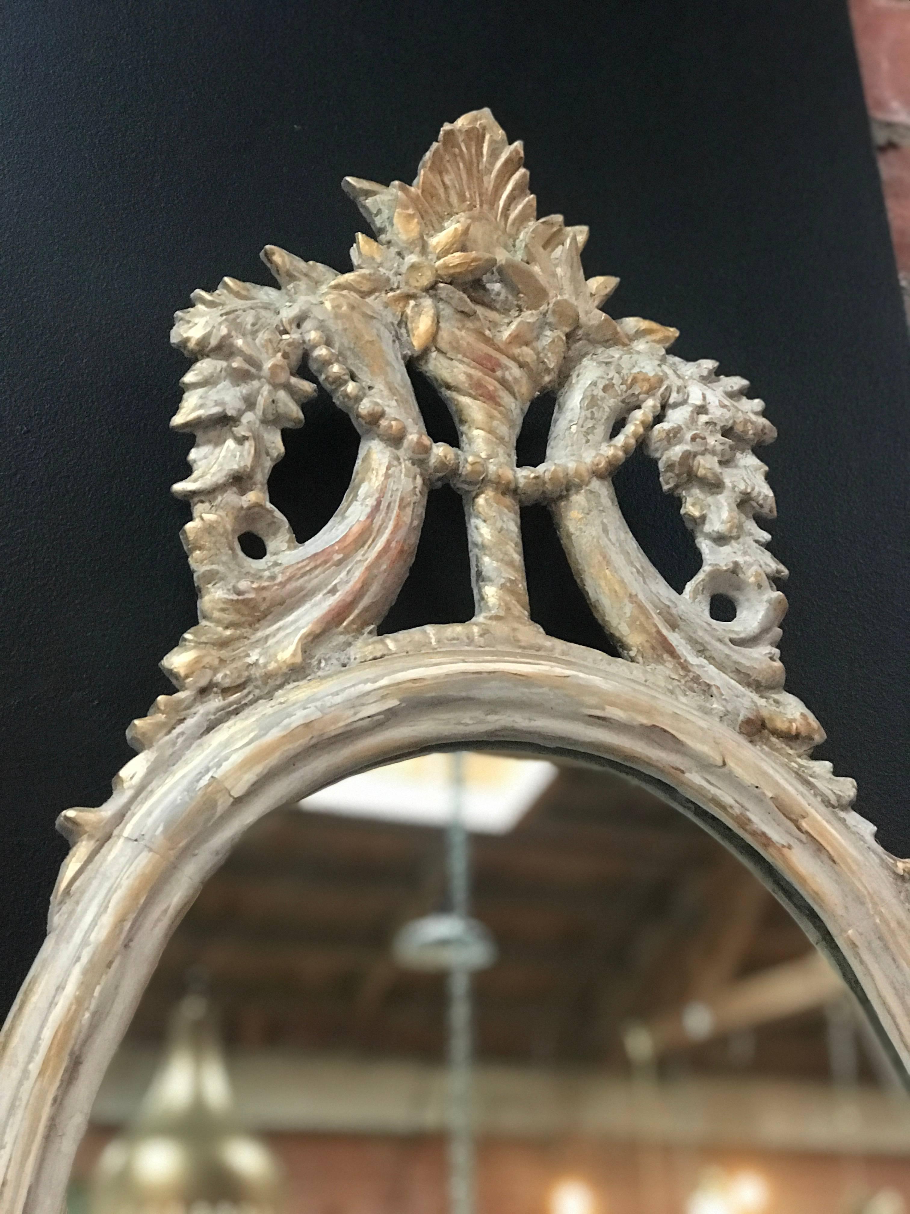 Miroir ovale en bois sculpté d'Europe du Nord avec cadre blanc, début du 19e siècle Excellent état - En vente à Los Angeles, CA