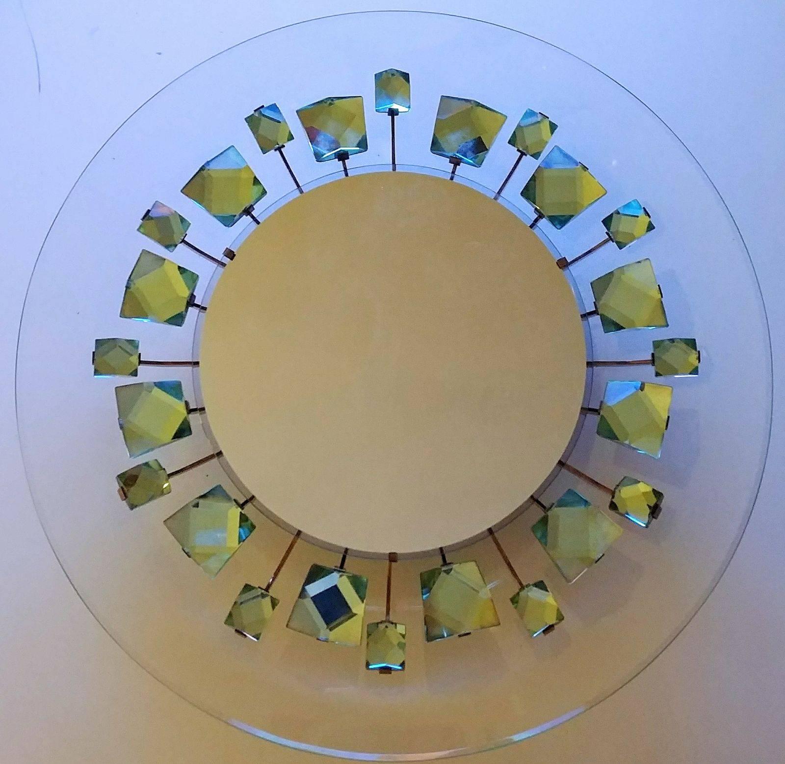 Rare illuminated mirror in the style of Max Ingrand for Fontana Arte
Italy, 1960.
Gems in mirrored glass with a sharp cut.
Three lights.
We acquired this piece from a private collection in the south of Italy and guarantee its authenticity and