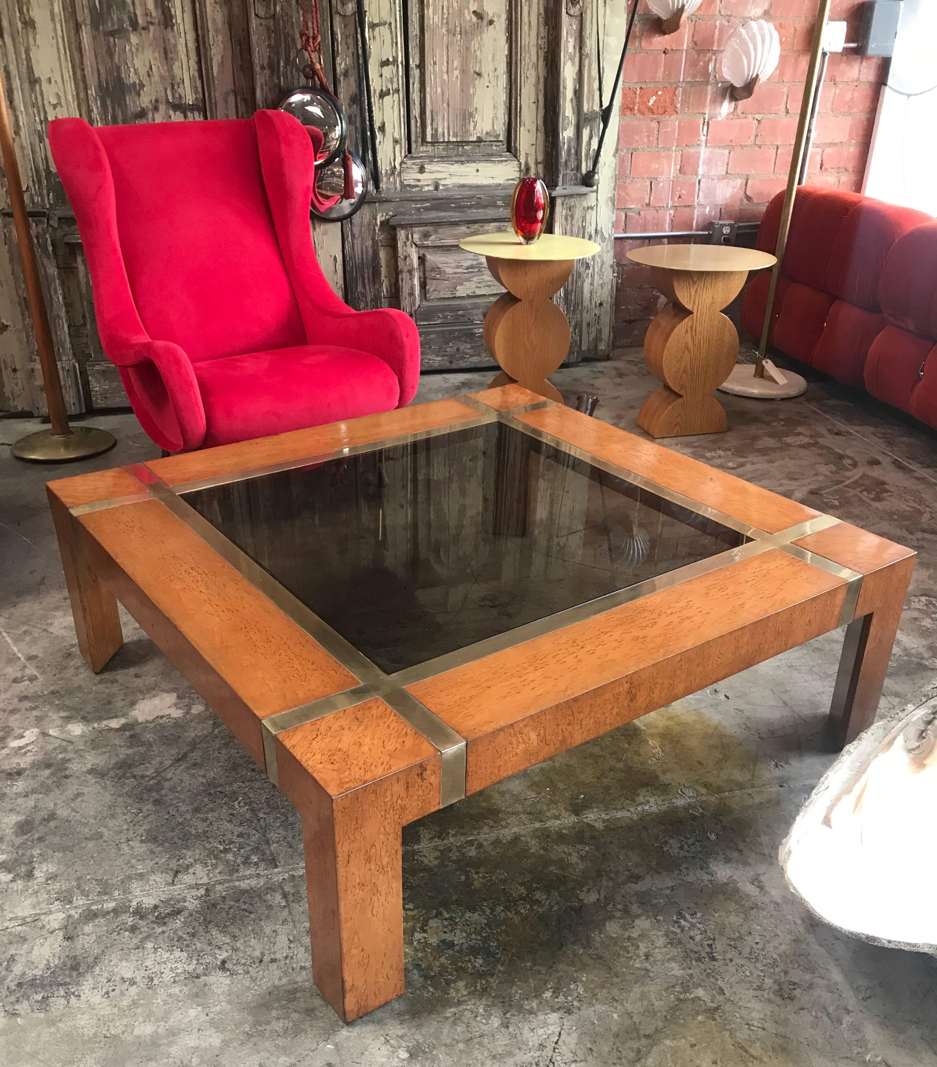 Italian coffee table in burl veneer with a glass top and brass. 