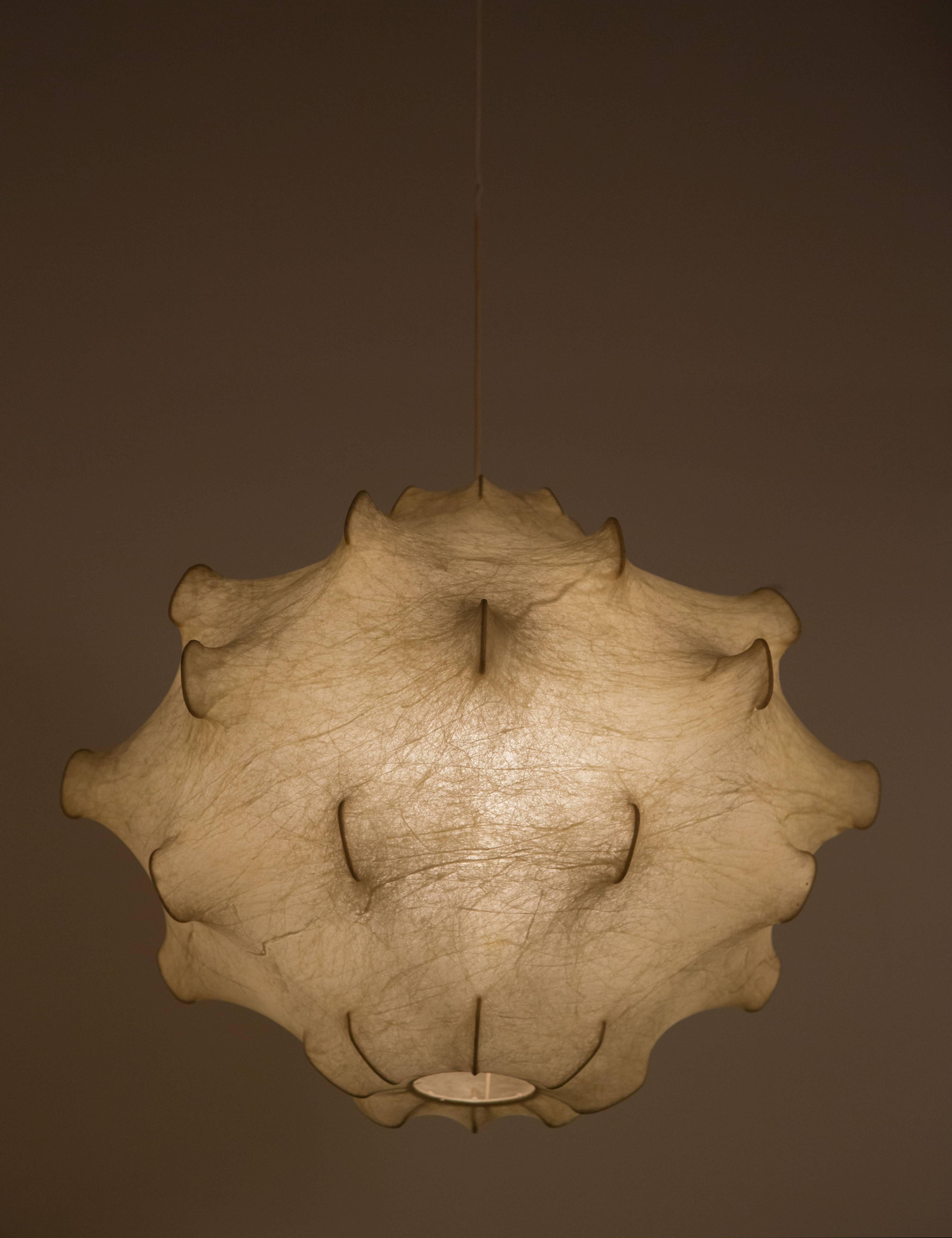 The Taraxacum pendant lamp provides soft diffused light. The white powder coated internal steel structure is sprayed with a unique cocoon resin to create the diffuser which is then protected by a transparent sprayed on finish which has formed a