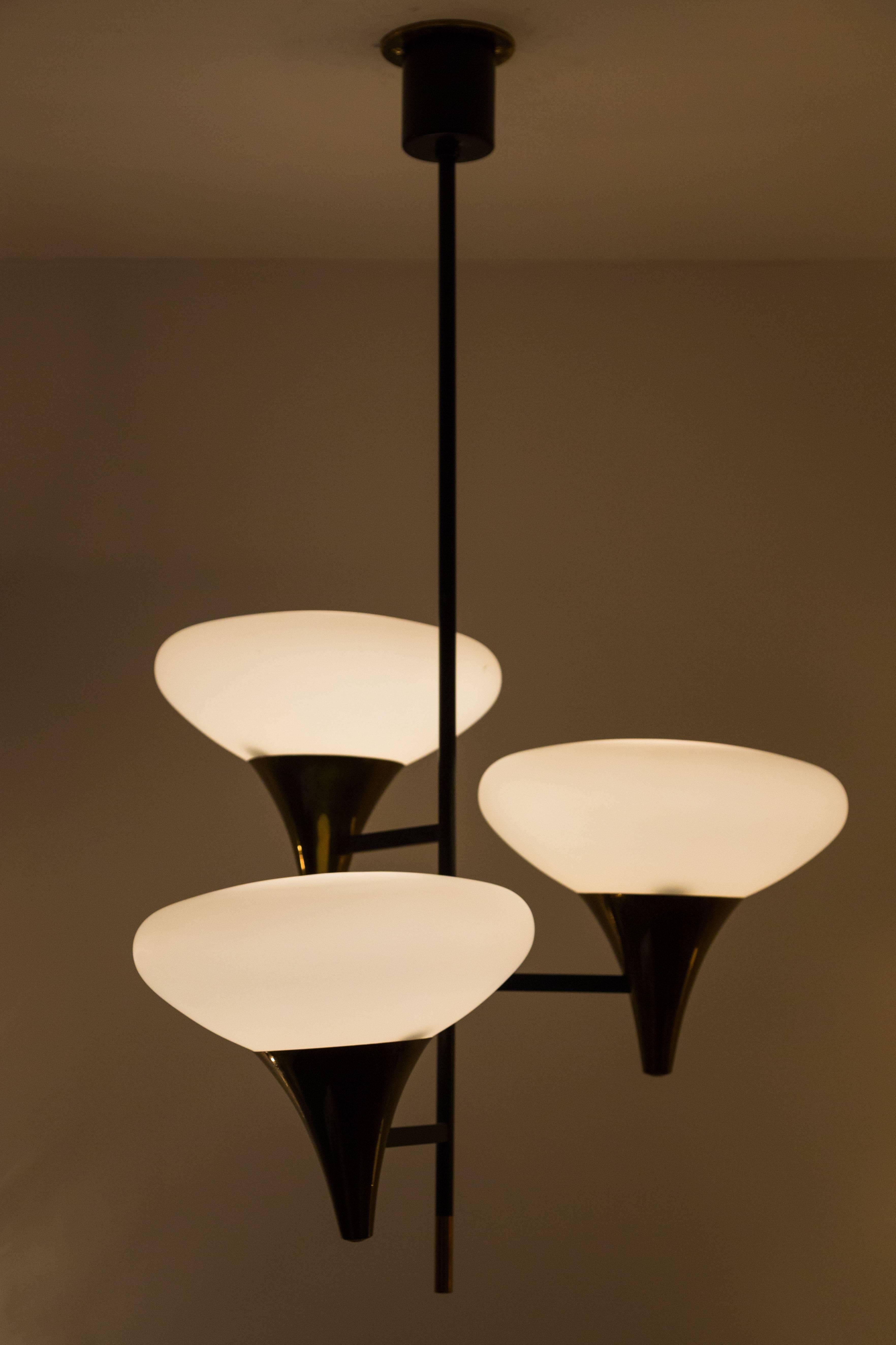 Three-arm chandelier, lacquered metal, polished brass, white satin glass diffusers. Attributed to Stilnovo, circa 1960s. Rewired. E27 60w maximum bulbs. Overall drop can be customized.
 
