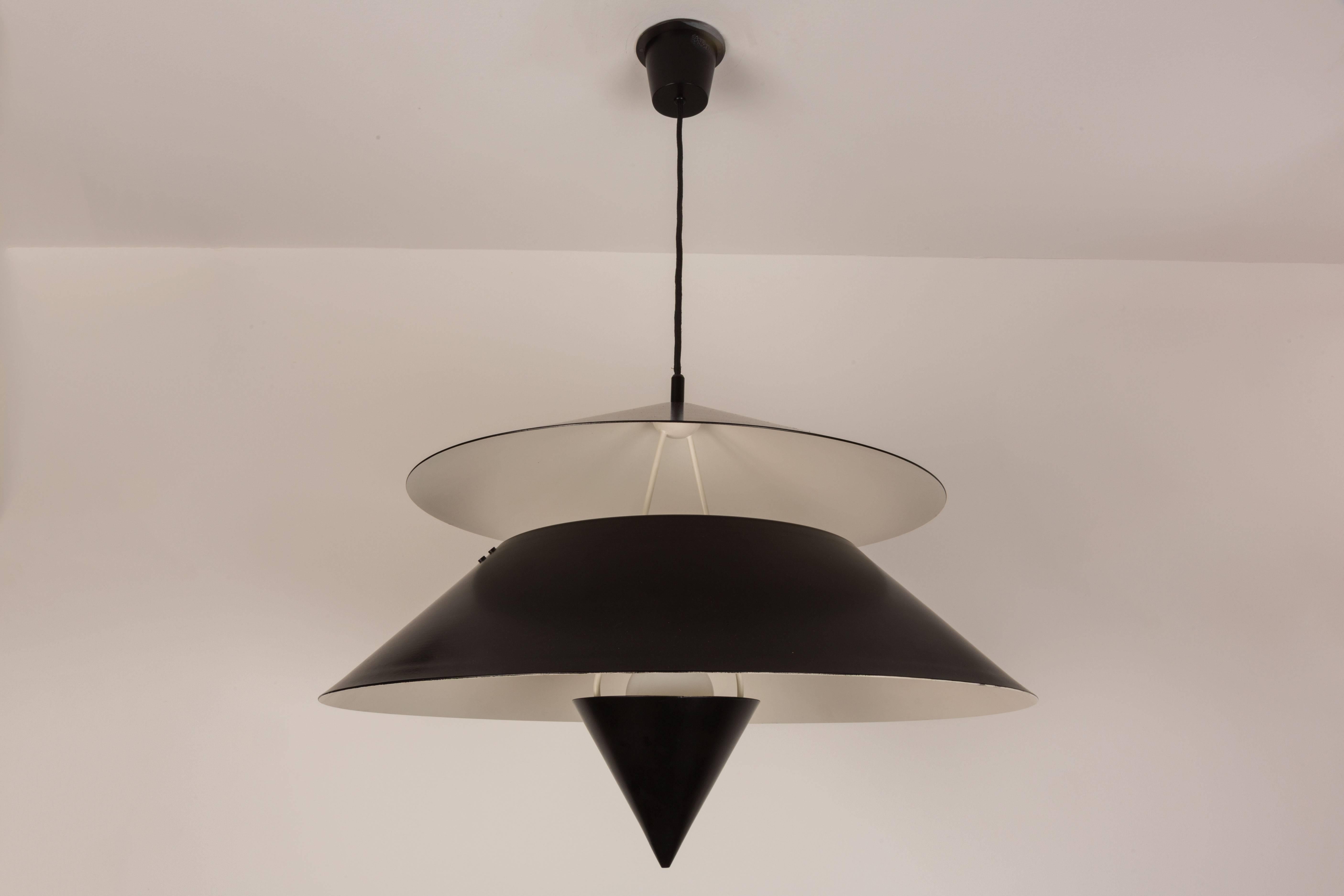 Akaari Pendant Light by Vico Magistretti for Oluce In Excellent Condition In Los Angeles, CA