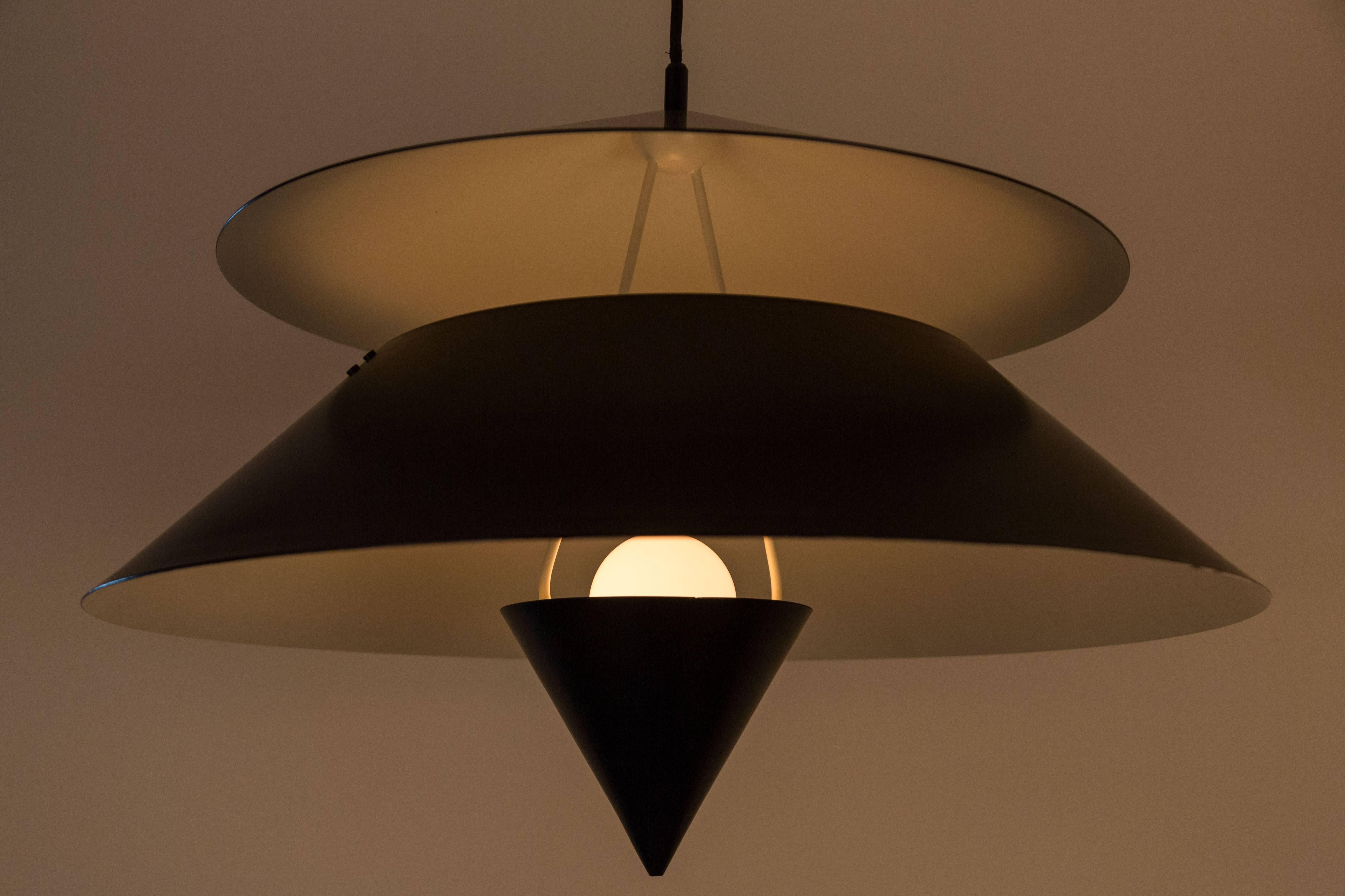 Akaari painted metal pendant designed by Vico Magistretti for Oluce. E27 75w maximum bulb. Overall drop can adjusted.

