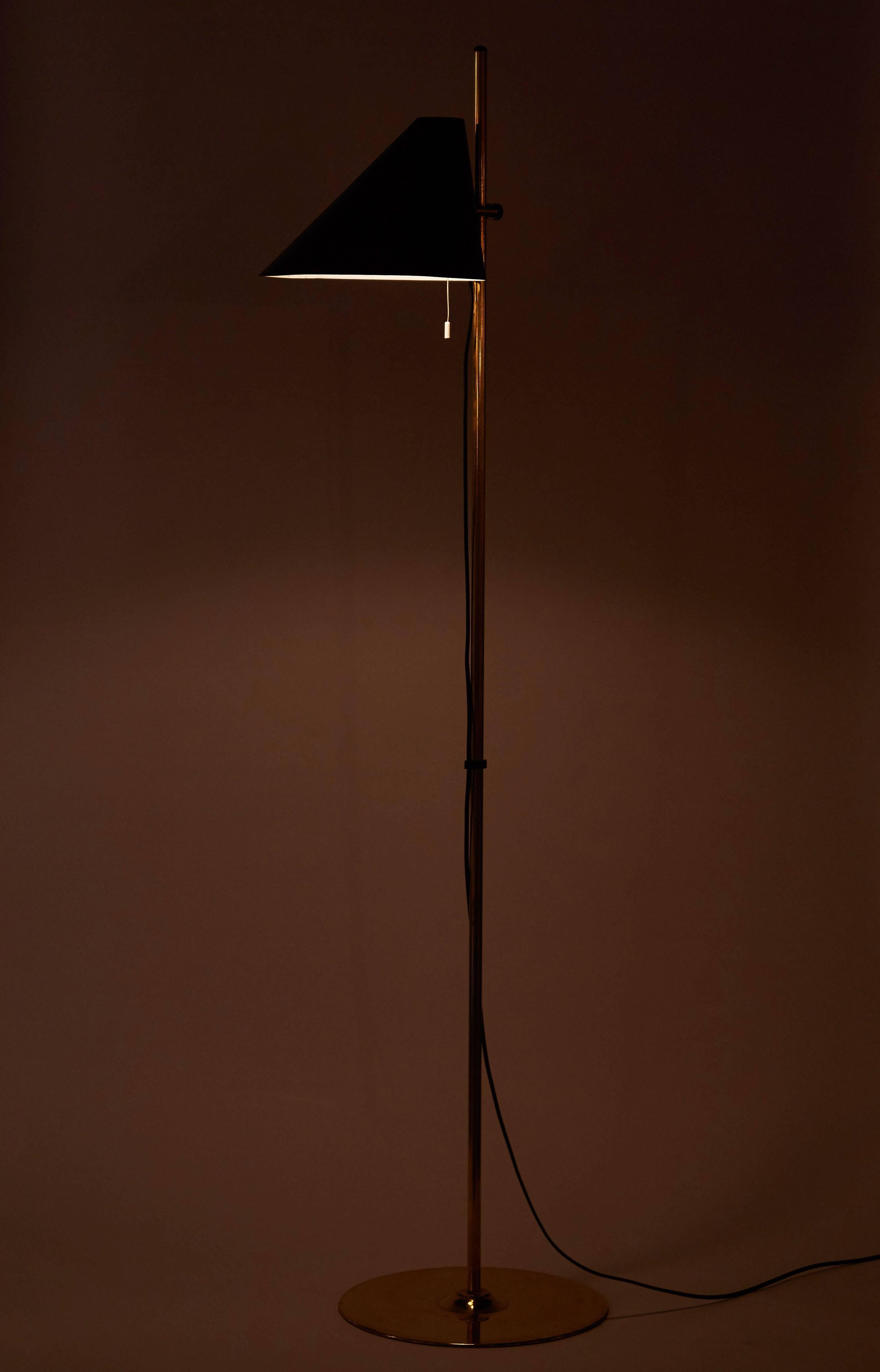 Brass floor lamp with adjustable shade height. Painted metal shade. Designed by Hans Agne Jakobsson in Sweden, circa 1950s. Original wiring. Takes an E27 60W maximum bulb.

              