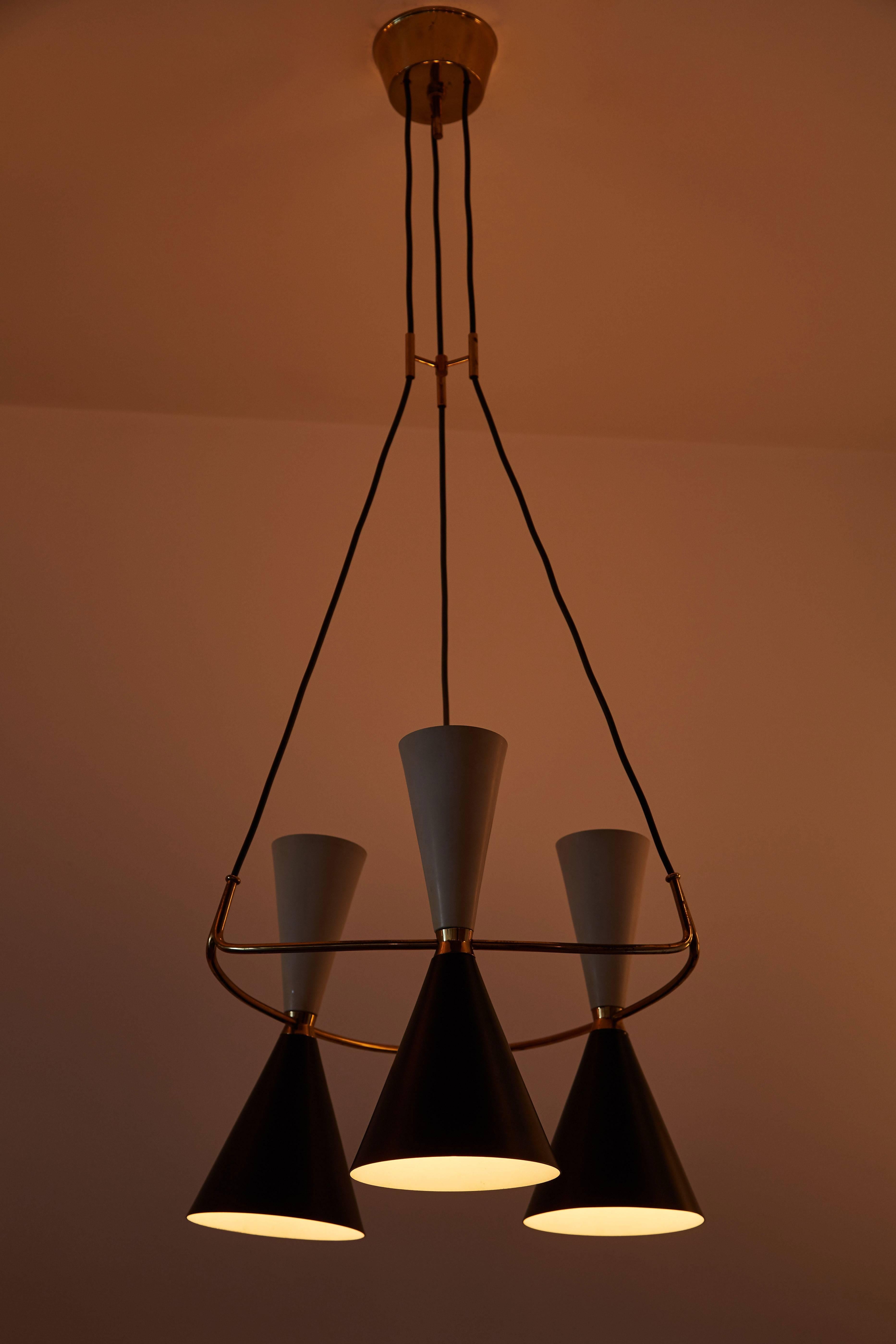 Rare suspension light in polished brass and painted diabolo shaped metal shades designed by Biancardi & Jordan in Italy, circa 1950s. Wired for US junction boxes. Takes three E27 75W maximum bulbs.
 