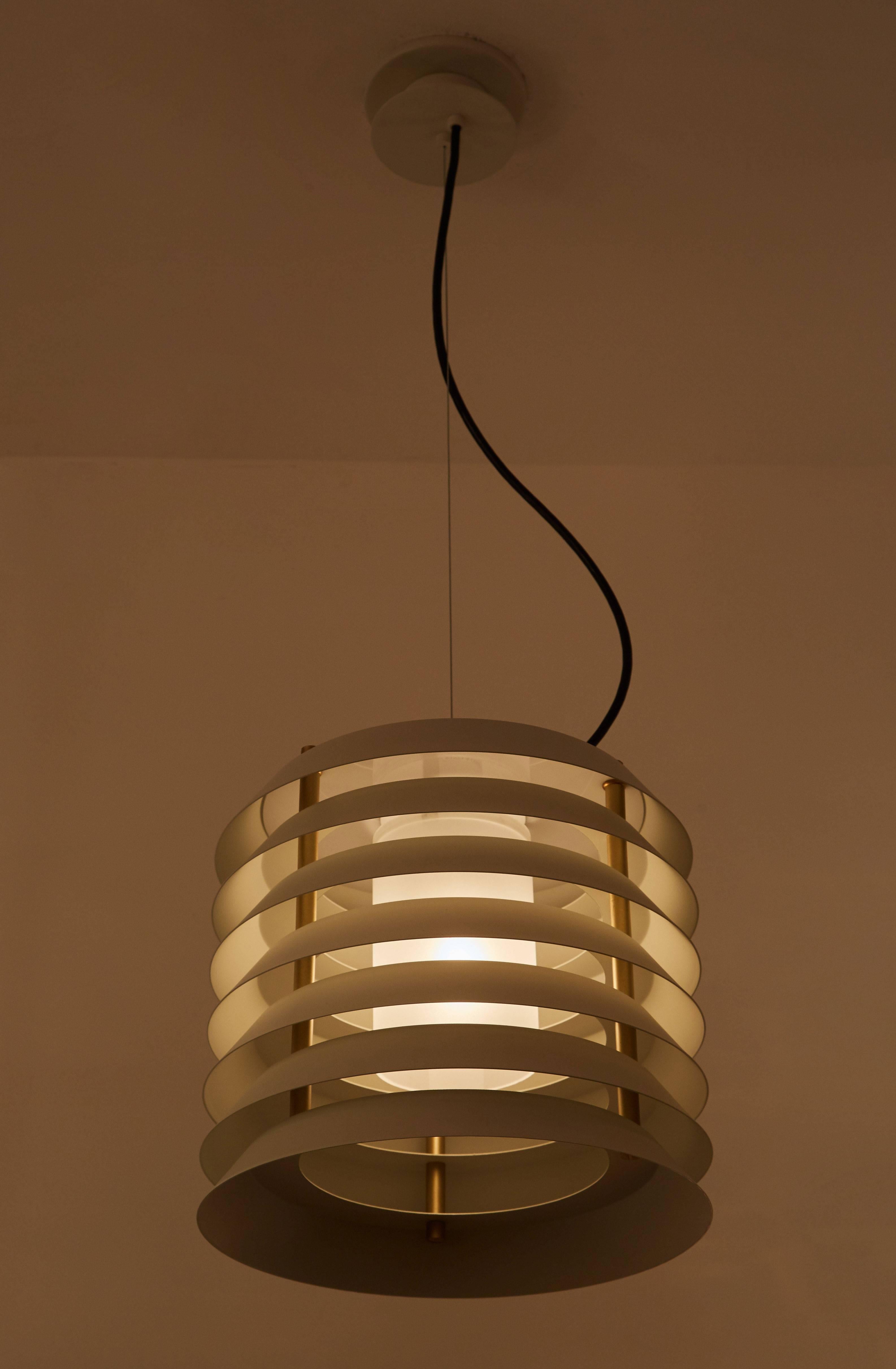 Maija pendant light originally designed by Ilmari Tapiovaara for Santa & Cole in 1955. Made from a column of small matte white superimposed metal discs joined by brass hardware. Diffuser in white translucent engineering plastic.
Dimmer included.