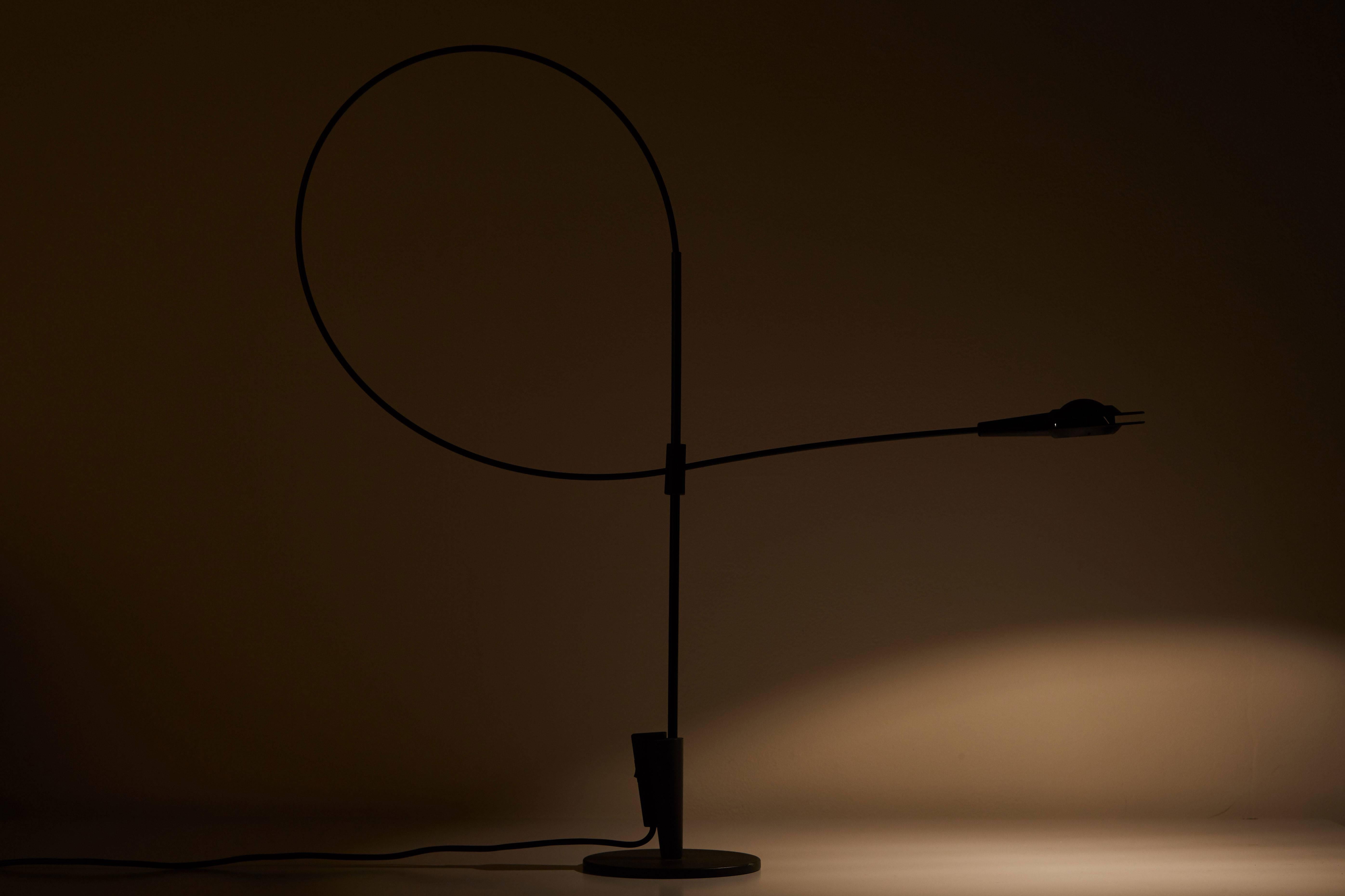 Single table lamp by Rene Kemna for Sirrah. Designed in Italy circa 1980s. Anodized metal and flexible fiberglass structure allows the light and shade to articulate into various positions. Light takes one G9 40w maximum halogen bulb.