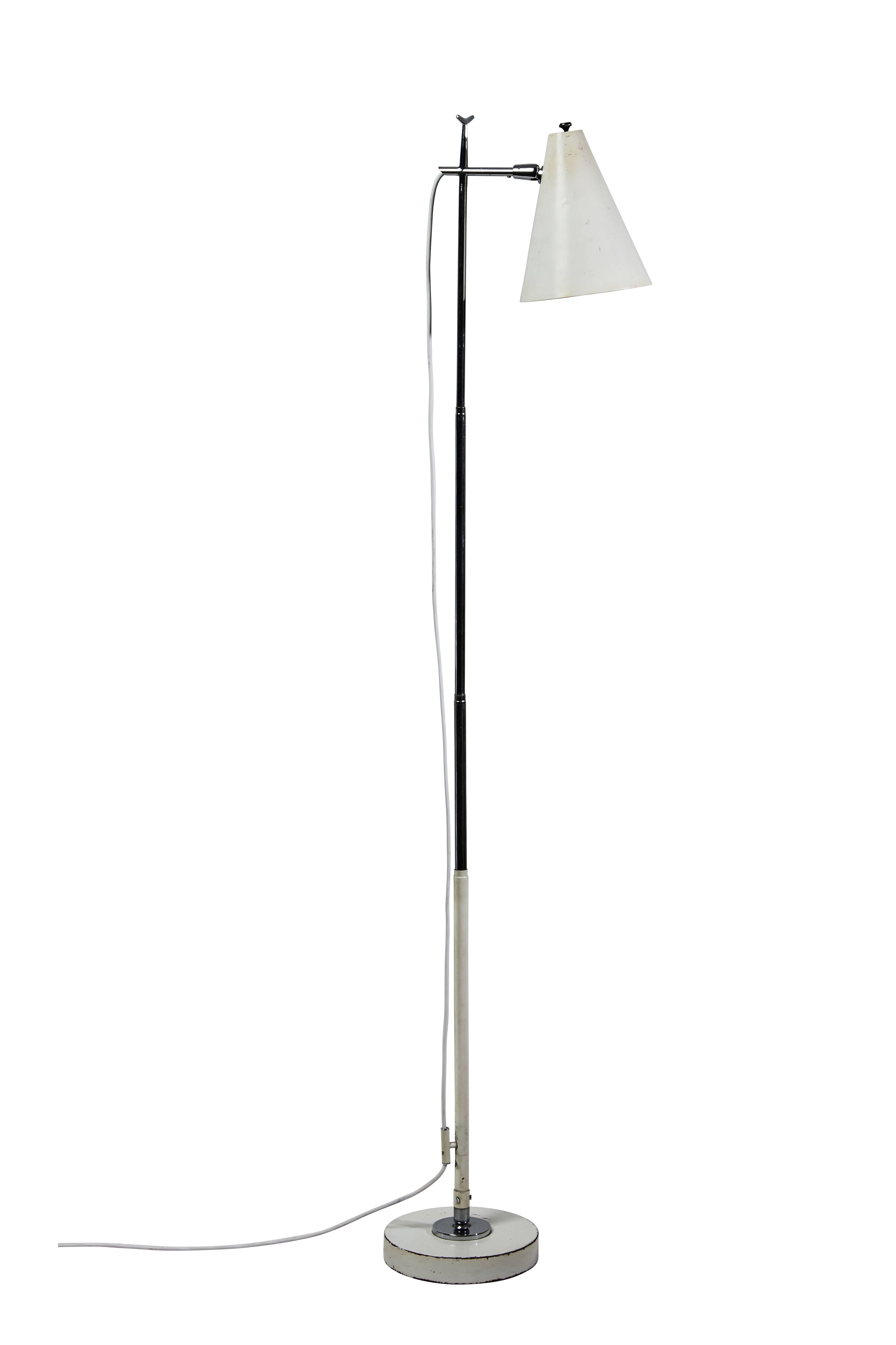 Articulating shade and  height adjustable floor Lamp by Giuseppe Ostuni for Oluce. Stem telescopes which adjust the height allowing the light to function as a desk or table lamp. Designed in Italy circa 1950s. Steel and aluminum. Retains original