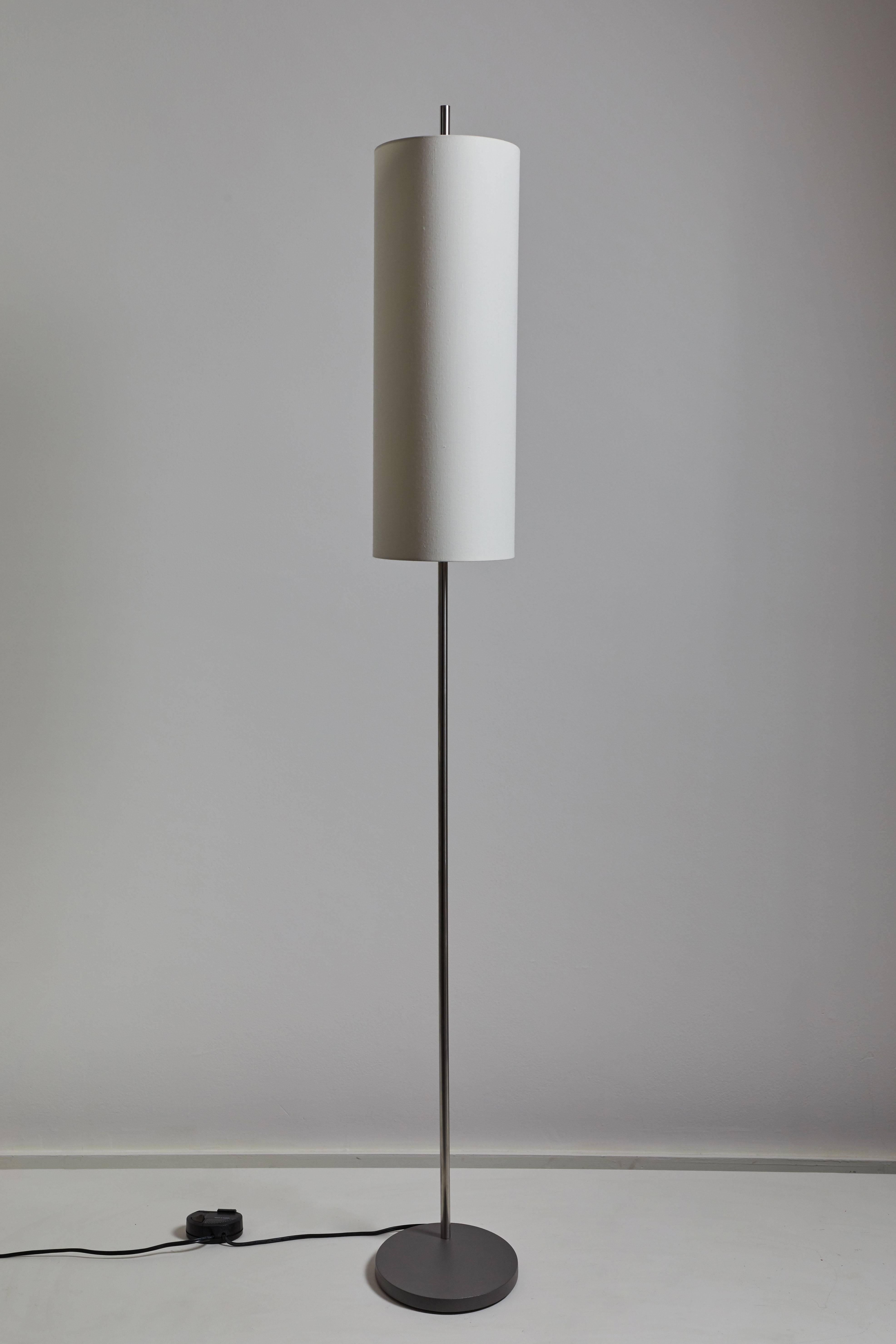AJ Royal floor lamp by Arne Jacobsen for Santa & Cole. This out of production Light was manufactured in Barcelona, Spain. Originally designed for the SAS Royal Hotel in Copenhagen, the floor lamp combines a polished stainless steel stem and an