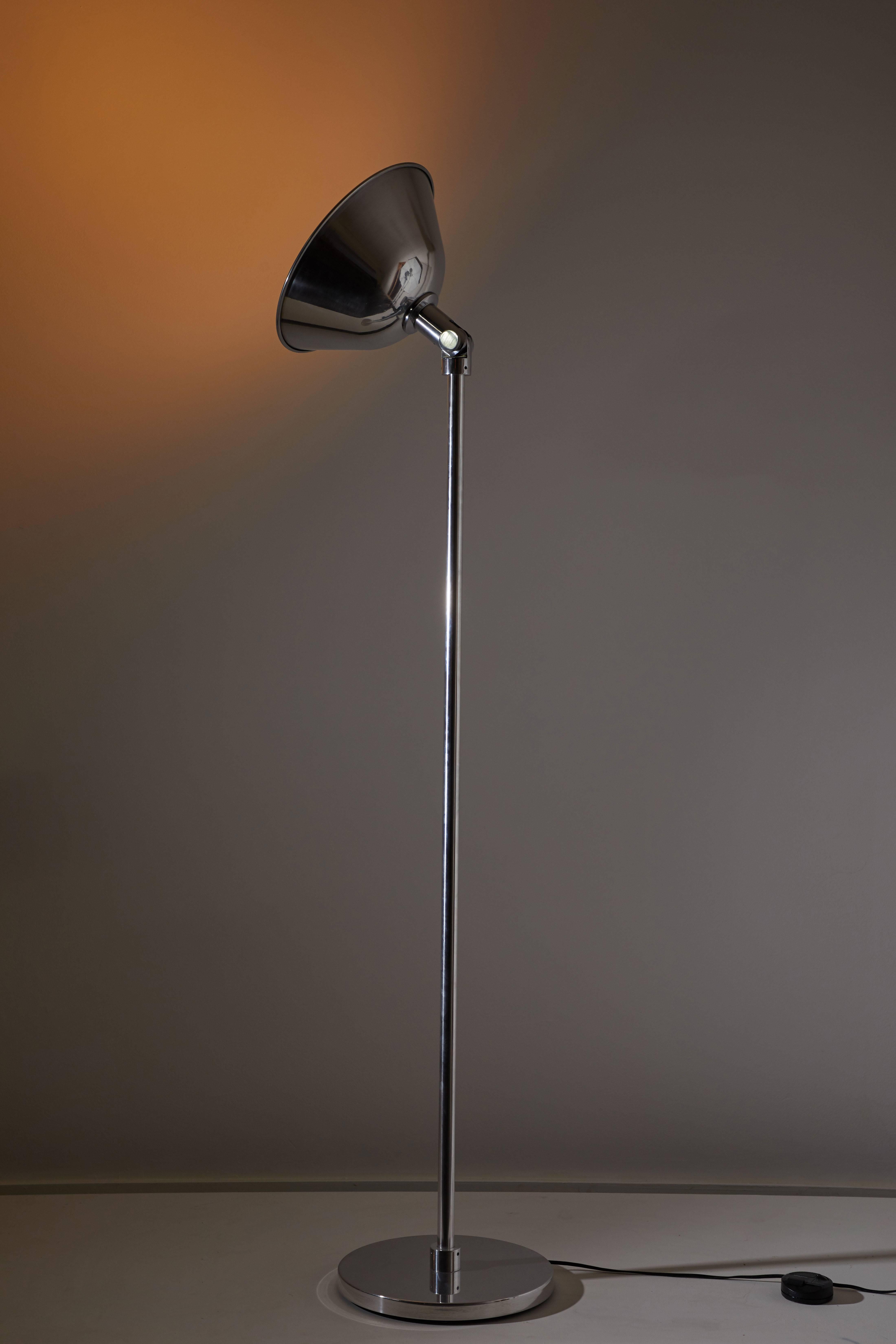 Lampadaire GATCPAC de Josep Torres Clavé pour Santa & Cole, conçu à l'origine en 1931. Ce lampadaire de réédition a une base en métal et une haute tige avec une large section transversale comme une colonne non gainée. Au sommet, une articulation