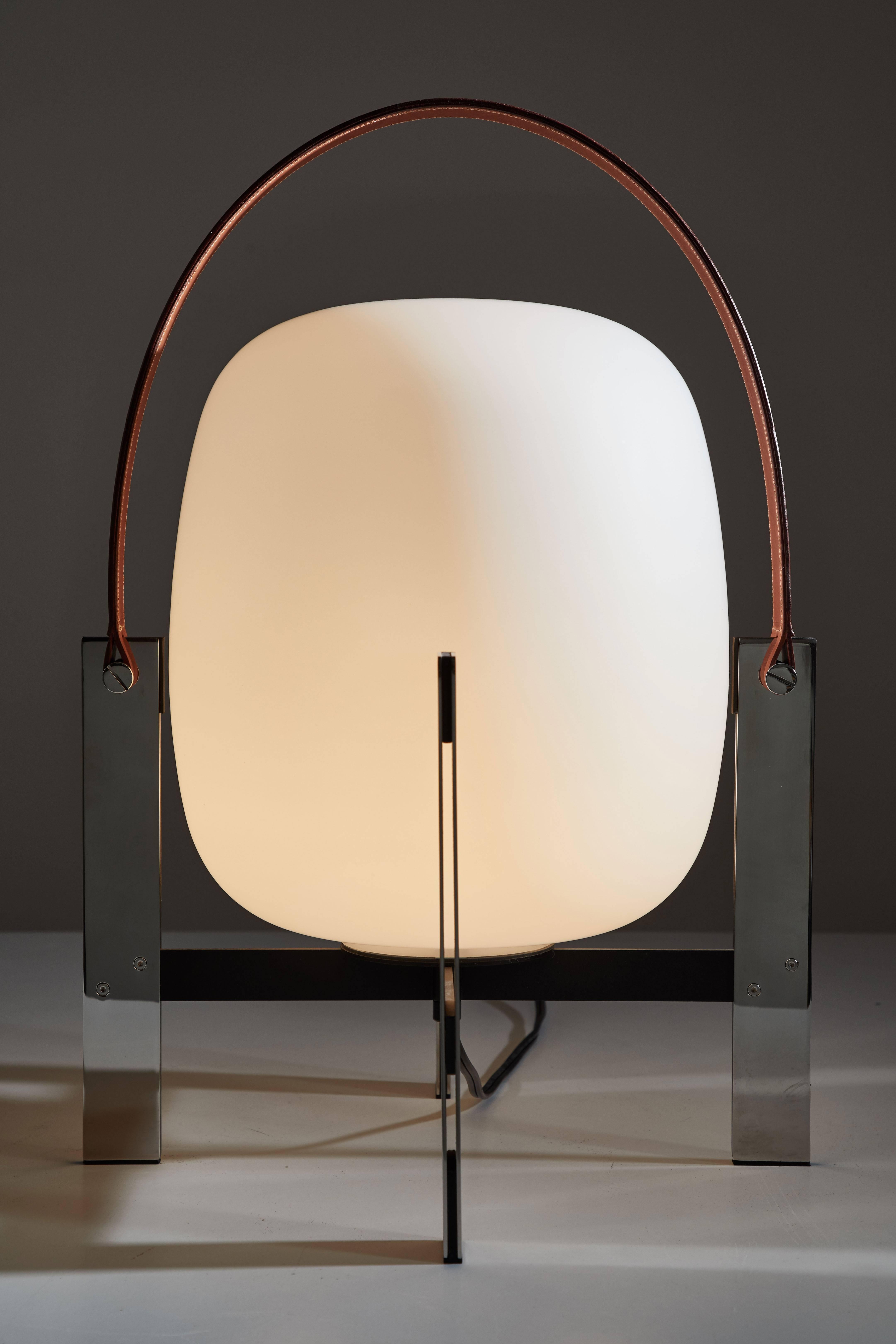 Lampe de table Cesta Metálica conçue par Miguel Mila pour Santa & Cole. Conçue à l'origine en 1962, cette réédition est un rendu amélioré de la version en bois de la Cesta et possède ses propres caractéristiques. Il est livré avec ou sans poignée en