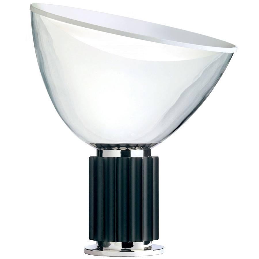 La lámpara de sobremesa/suelo Taccia tiene un reflector cóncavo de aluminio hilado con un acabado blanco mate. Diseñada originalmente por Achille and Pier Giacomo Castiglioni para Flos en 1967. La luz puede regularse colocando el difusor de vidrio