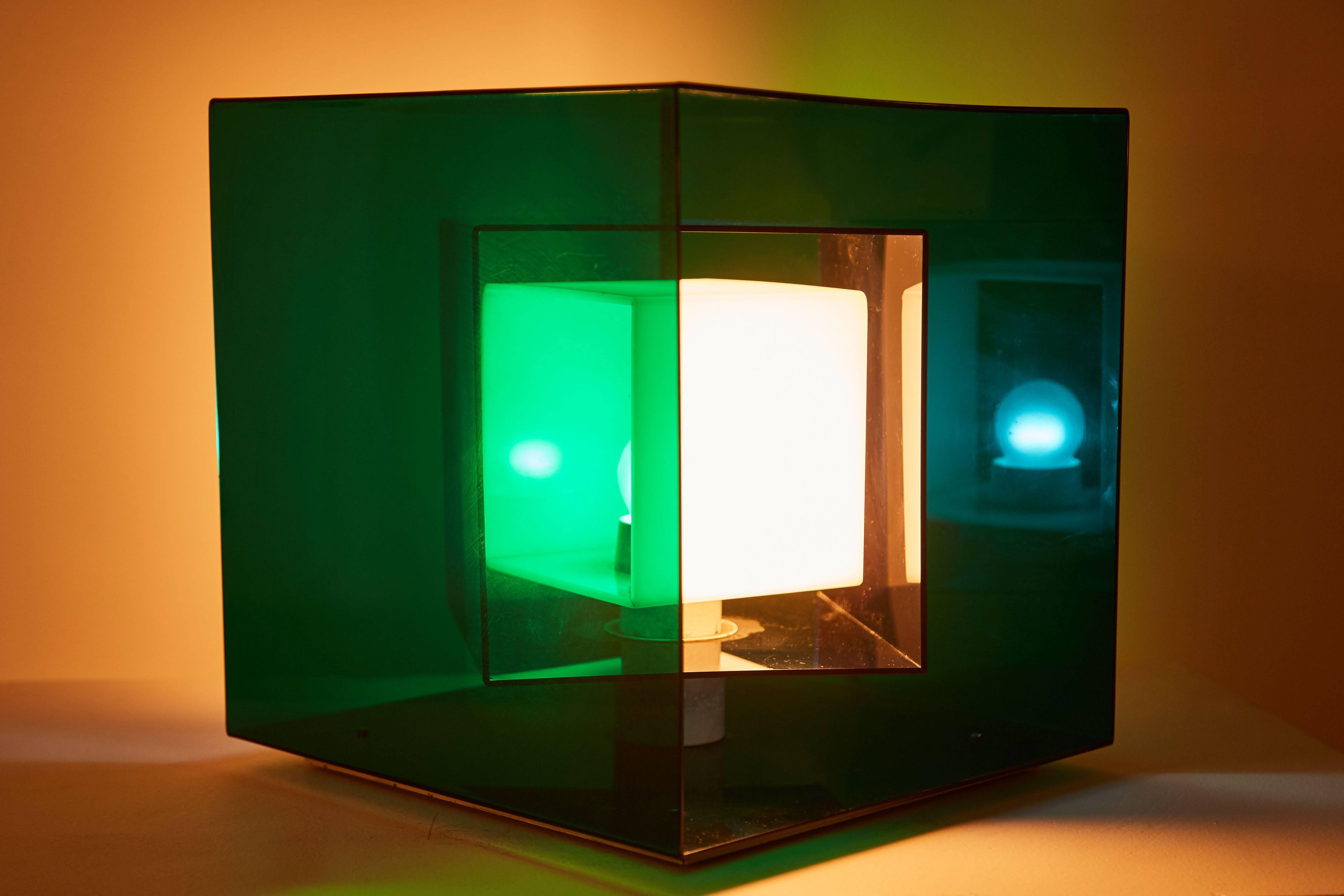 Rare lampe de table Caleidoscopio par Giorgio Longoni pour  Stilnovo en Italie, 1968. Les pièces internes en acrylique tournent pour créer divers effets lumineux. Les matériaux utilisés sont le métal et le plexiglas (acrylique) vert, bleu et blanc.