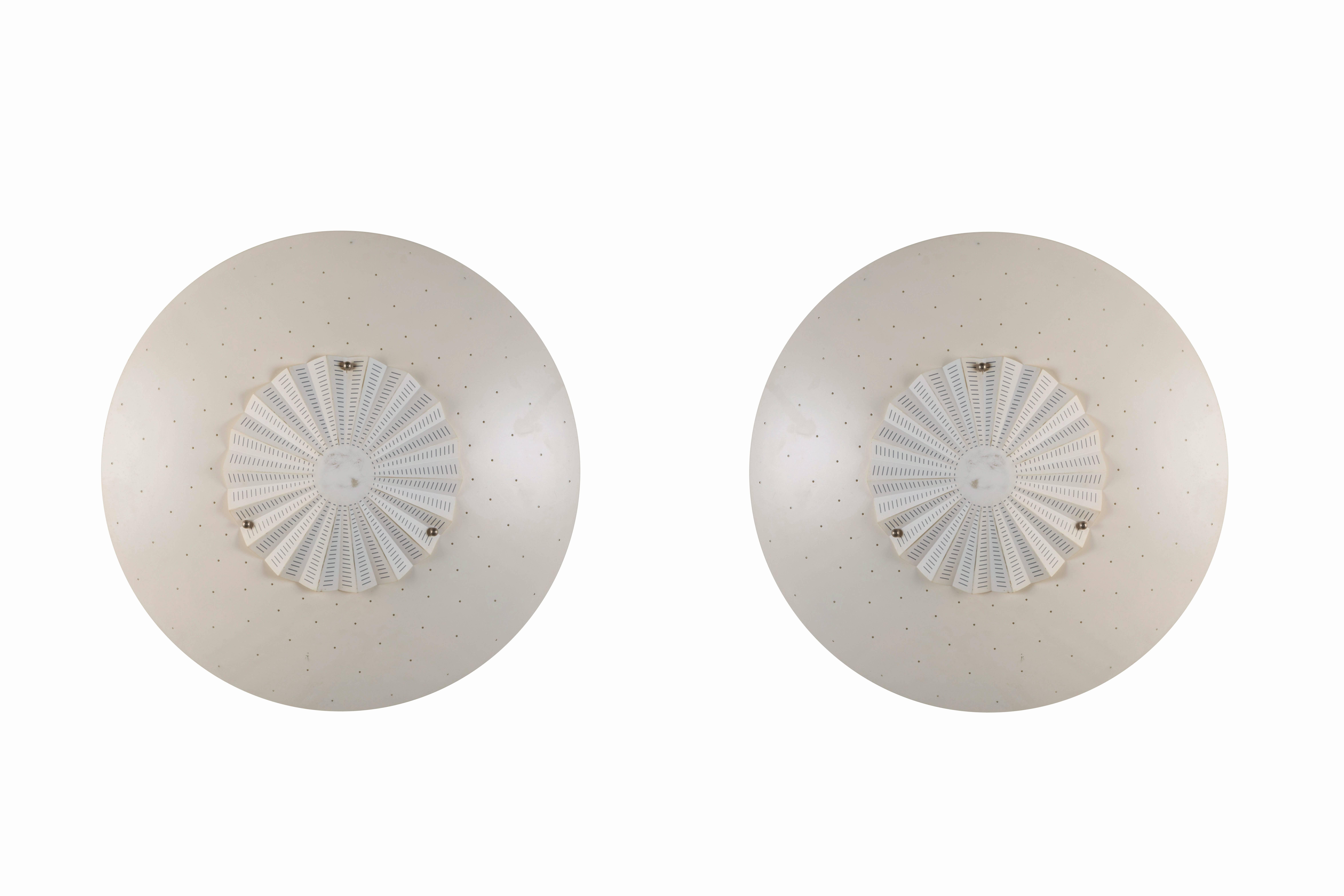 A pair of Oluce series "MIGALE" wall lights, designed in Italy, circa 1960s.
Lacquered aluminium, varnished steel, and polycarbonate. Sold and priced individually. Retains original manufacturer’s label "Oluce serie MIGALE".