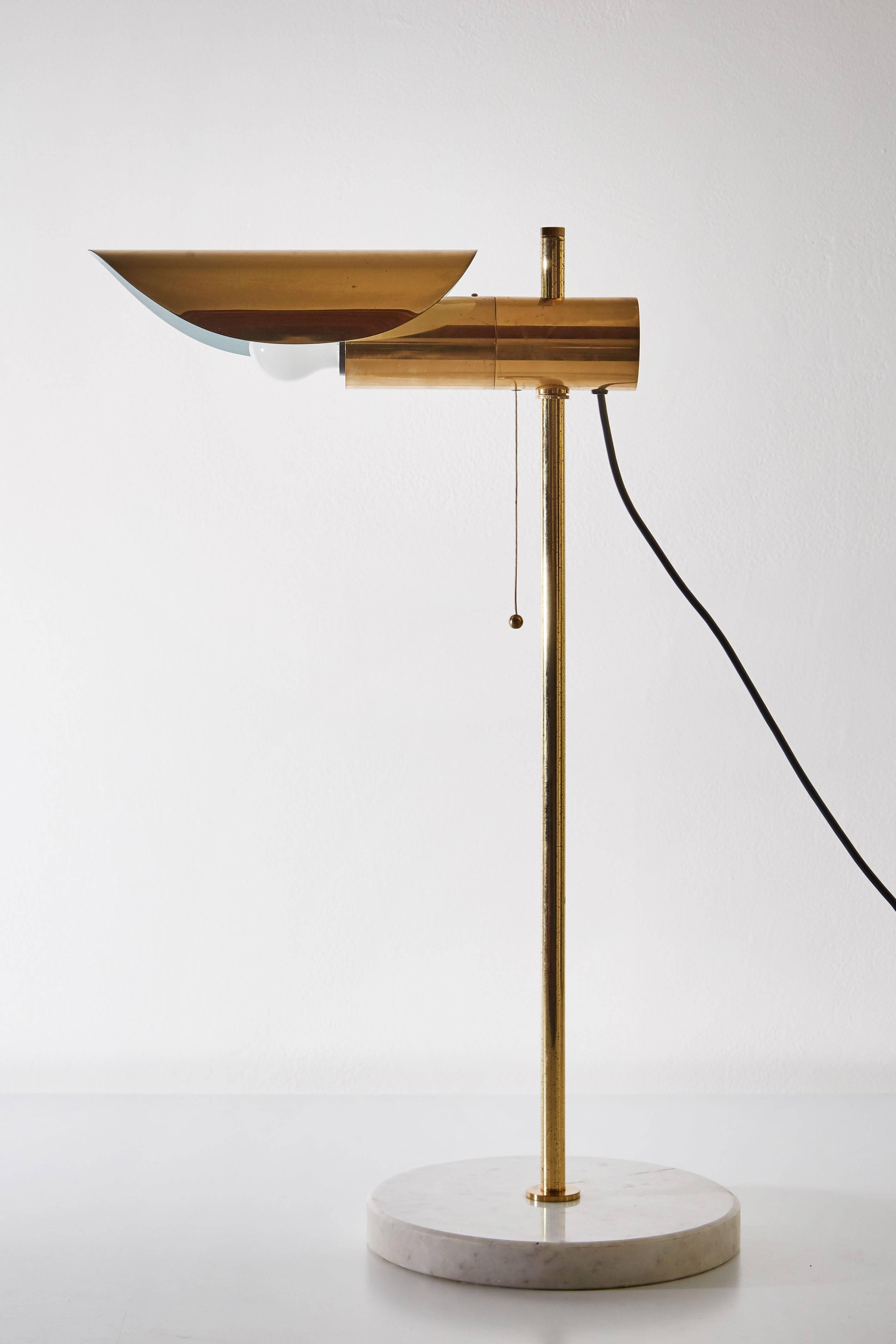 Laiton Lampe de bureau italienne en laiton et marbre des années 1950 avec abat-jour pivotant en vente