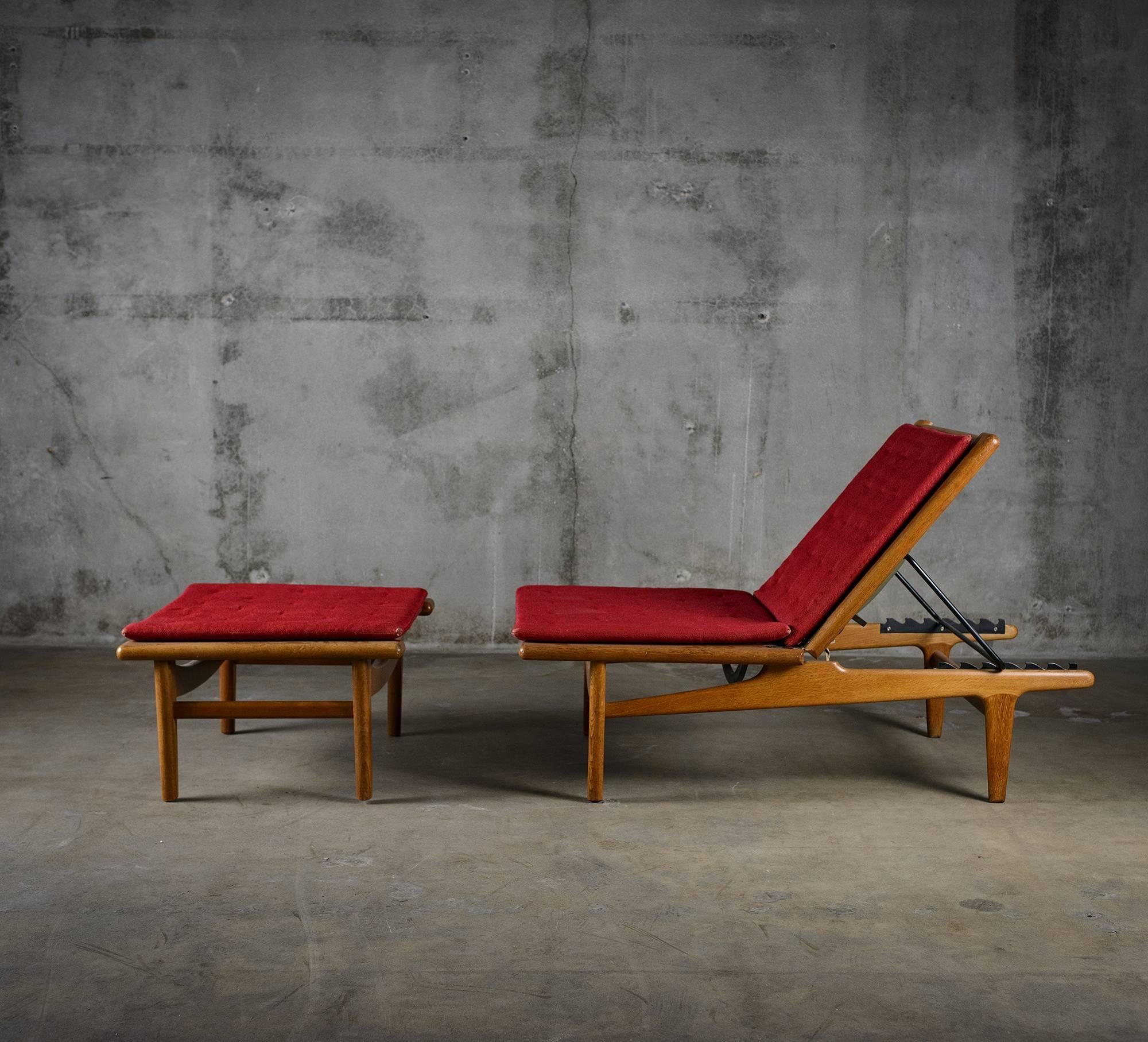 Danemark : Hans Wegner GE01 lit de jour en chêne massif en deux parties, avec un dossier réglable et des coussins originaux en laine rouge.

Hauteur avec le dos droit vers le haut 35.50 
La hauteur avec le dossier plat est de 15,50 