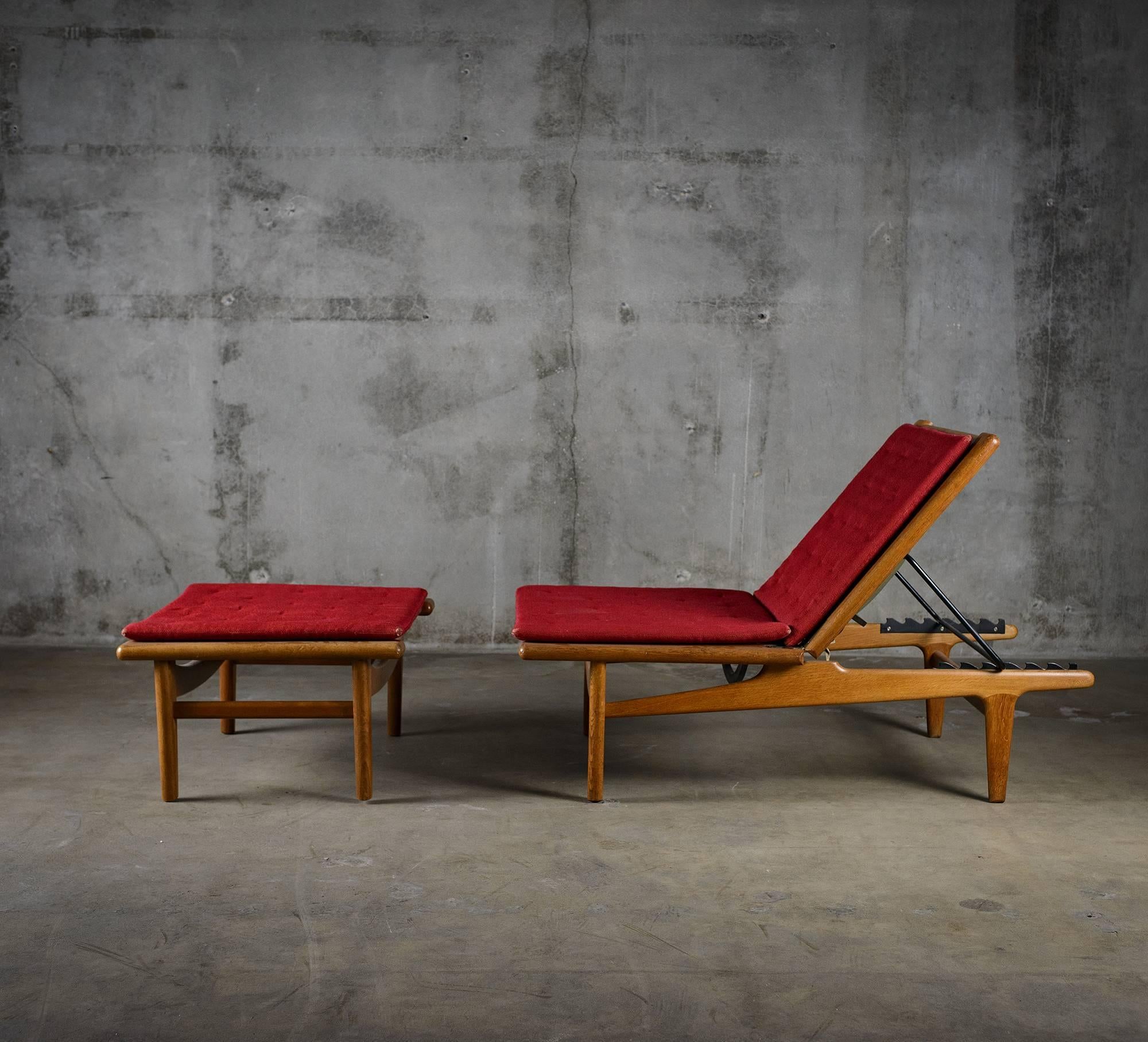 Denmark: Hans Wegner GE01 solid oak daybed in two sections, with an adjustable back and original red wool cushions.

Height with back straight up 35.50 
Height with flat back is 15.50 