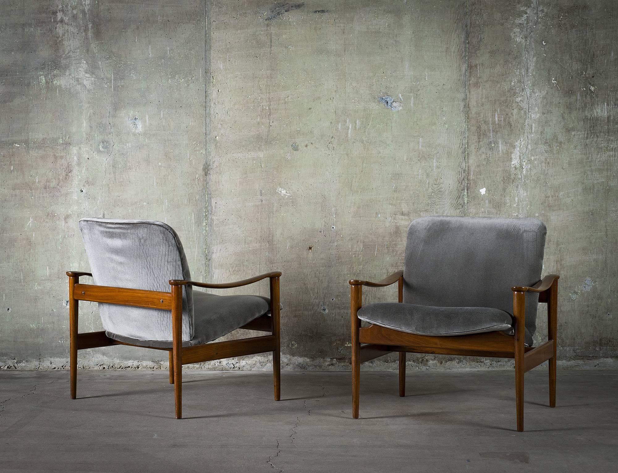 This pair of easy chairs is the work of Norwegian designer Fredrik Kayser. The piece is crafted from mahogany and suede, circa 1950s.

Minor scratches on wood, vintage.


 