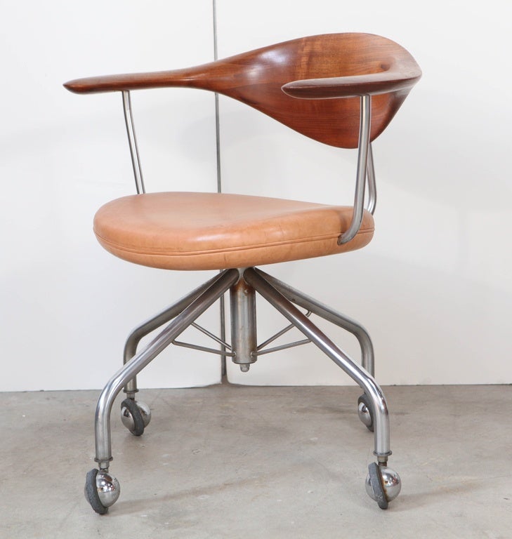 Hans Wegner Swivel Office chair 1955 manufactured by Johannes Hansen upholstered in leather 
