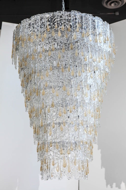 Italie, lustre monumental à cascade en verre de Murano, en forme de planchette d'or transparente, vers les années 1970.