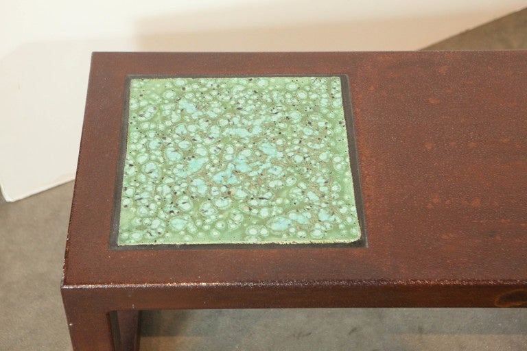 Ferronnerie Table basse en métal émaillé et carreaux verts en vente