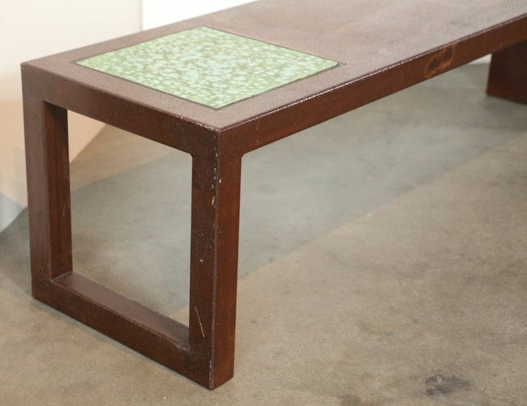 Table basse en métal émaillé et carreaux verts Bon état - En vente à Los Angeles, CA