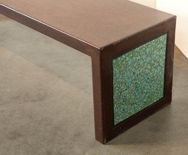 Milieu du XXe siècle Table basse en métal émaillé et carreaux verts en vente