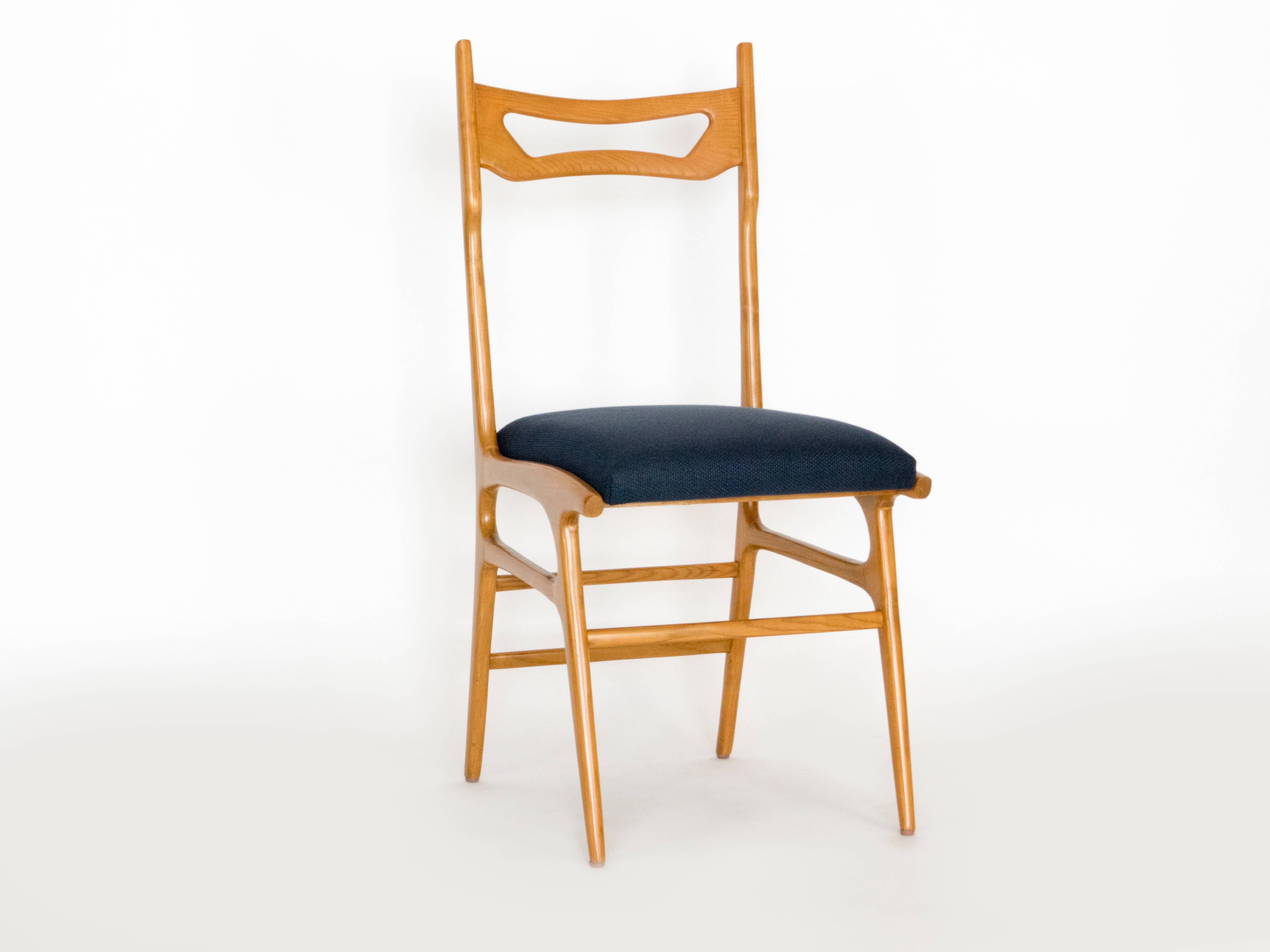 Six chaises latérales exquises en orme par Vittorio Vago Mobili. En excellent état, les cadres ont été remeublés et un tissu anthracite a été appliqué. Très 