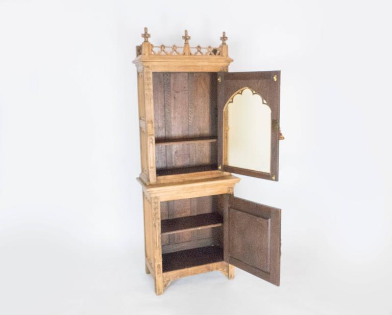 19th Century Gothic Cabinet Im Angebot Bei 1stdibs