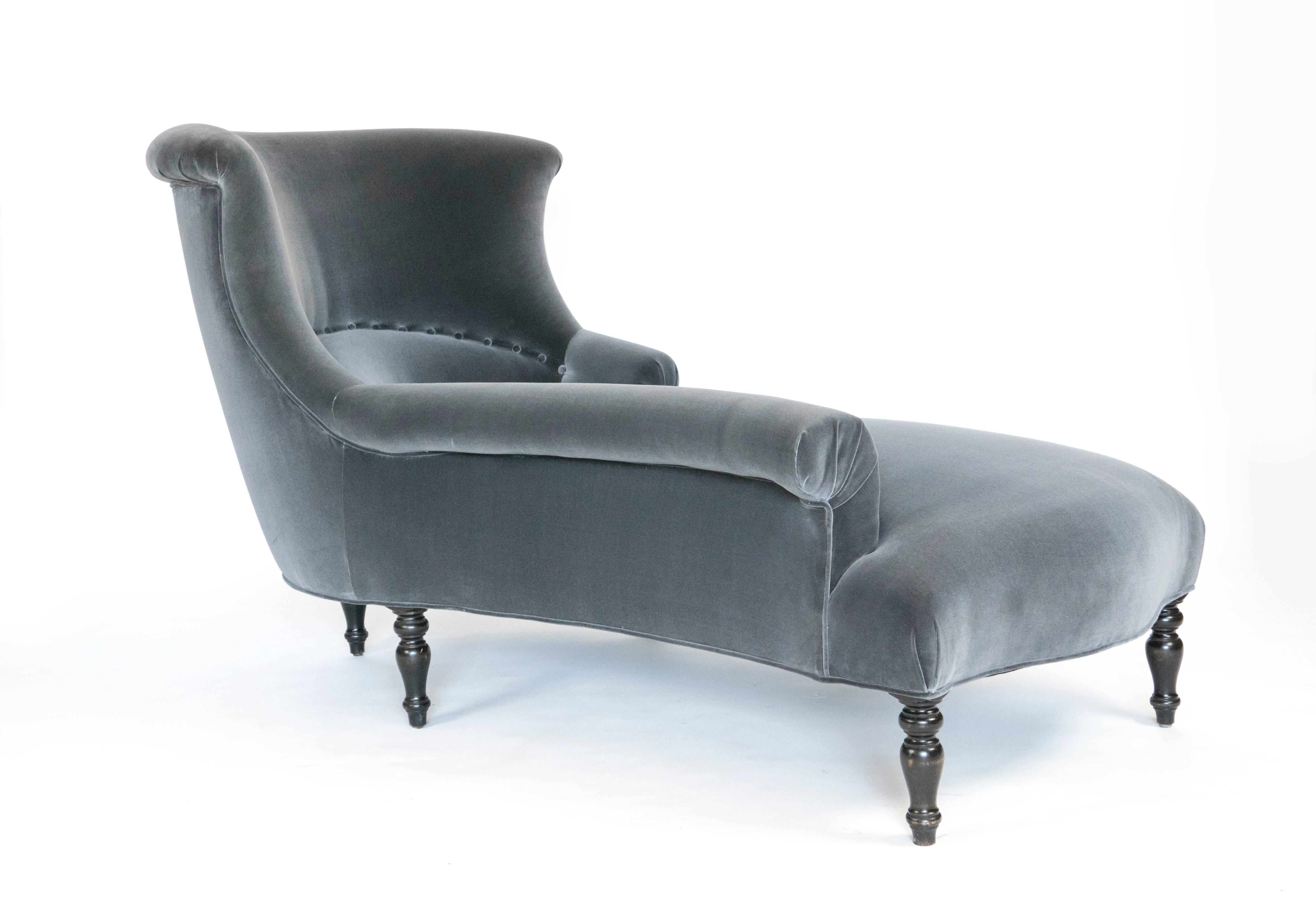 Our Classic Garonne chaise longue has five Napoleon III style turned wooden legs.
From every angle, you see its distinctive elegant curved lines. This piece is
perfect for cuddling up with a good book in front of the fireplace or simply lounging