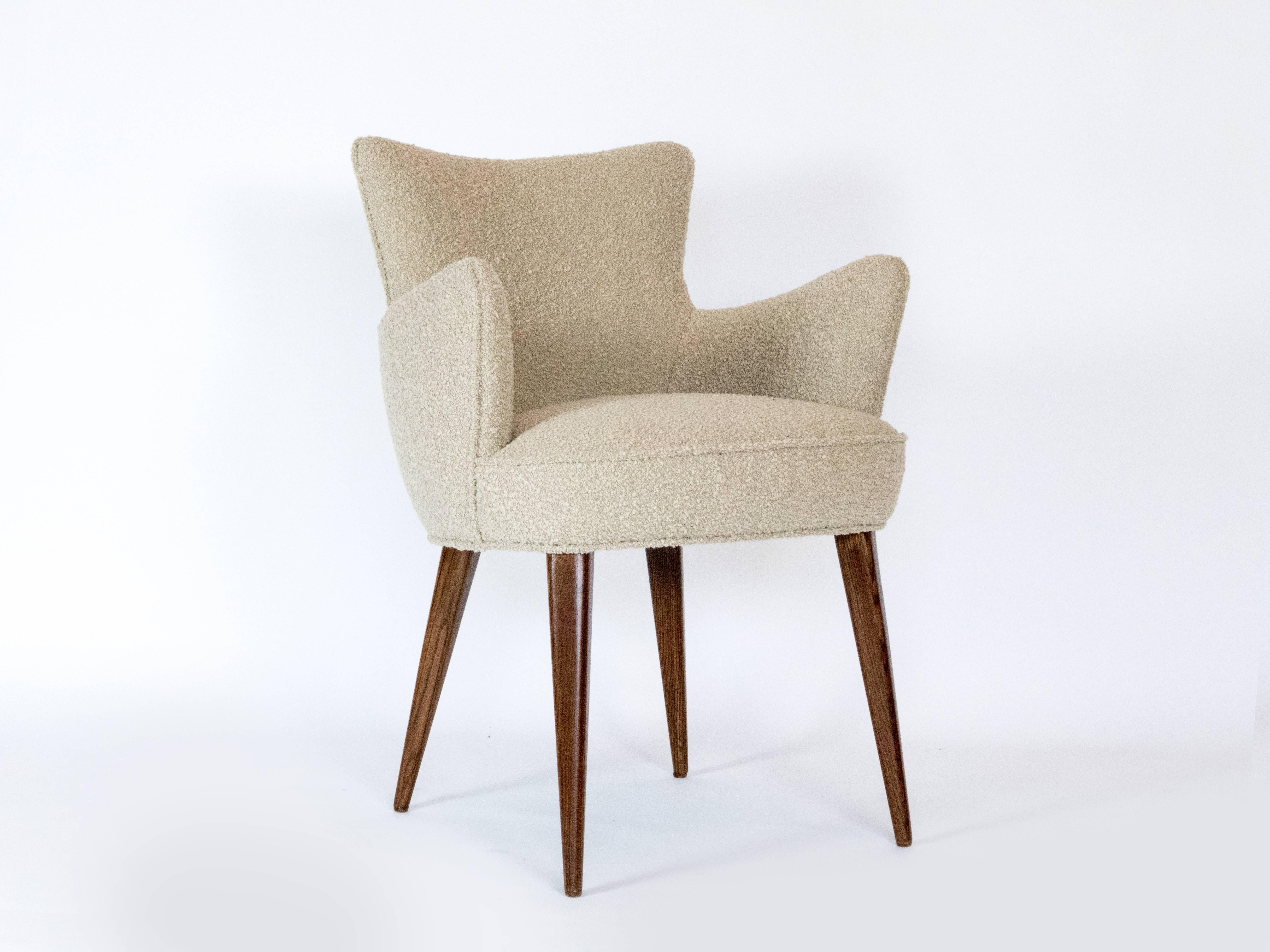 This stylish chair can stand alone as a side chair or is perfect in the dining room. It has modern lines, but the oak legs will sit well with any wood furnishings. The curved frame hugs you comfortably with the armrest being at a perfect height.
