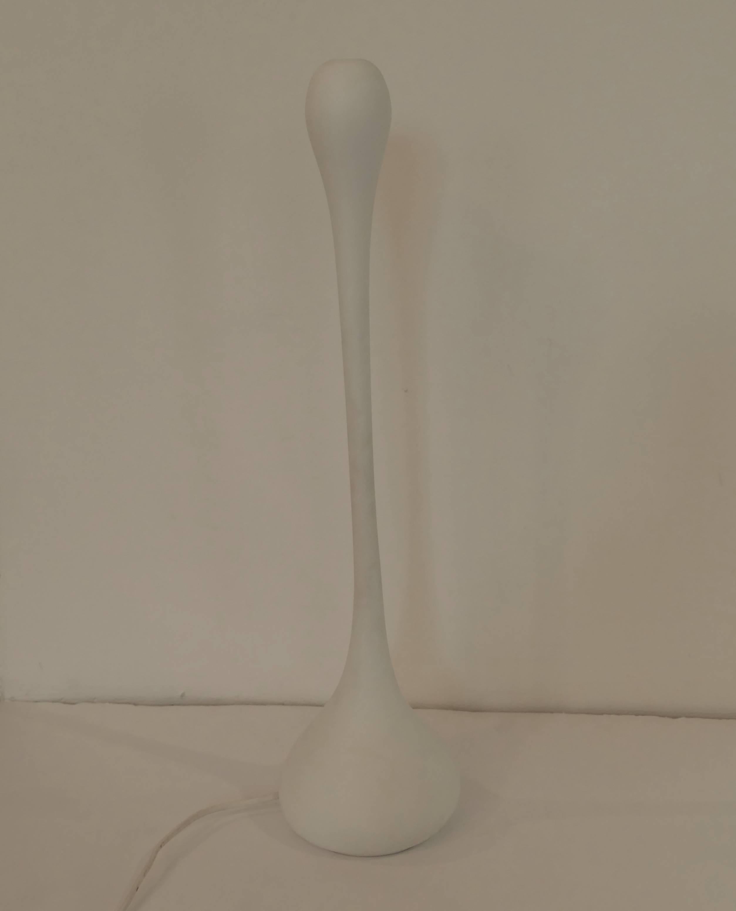 Design/One unique en son genre. Cette lampe de table a un corps en porcelaine provenant directement de Limoges France. Il est équipé d'une diode LED sur le dessus qui crée une pointe lumineuse. Grâce à leur design organique, les lampes assurent un