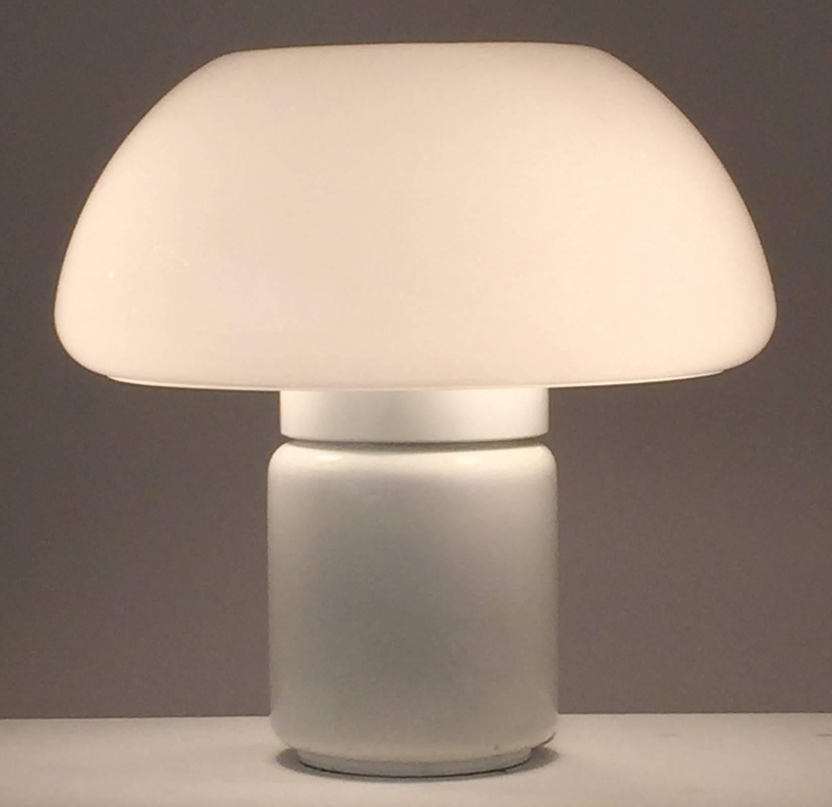 Elio Martinelli mushroom lamp, Martinelli Luc 1968, Italy.
White acrylic shade, white enameled metal base.