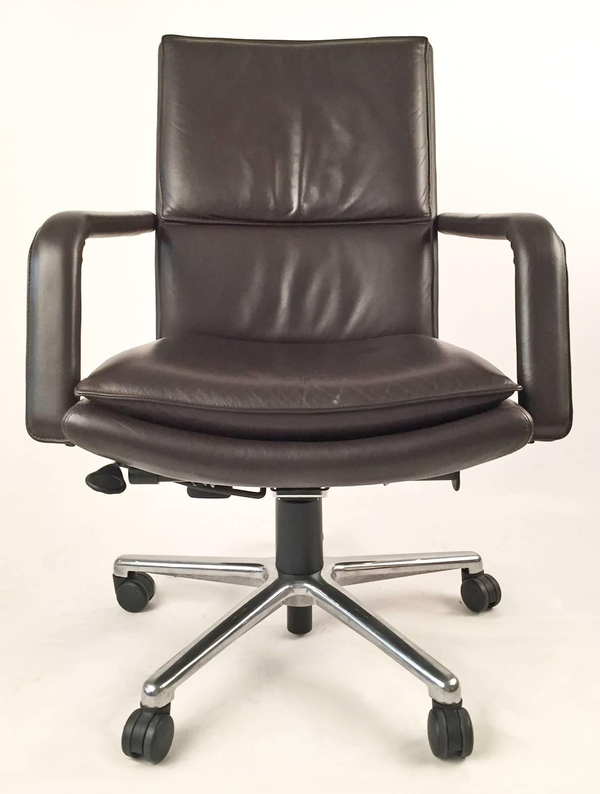 Pair of executive chairs made by Keilhauer. Elite 597 Medium back, swivel or knee tilt, casters, pneumatic height adjustment, upholstered leather with open-arm.
Price is for the pair. Measures: Overall height varies from 36.73 to 40.75". Seat