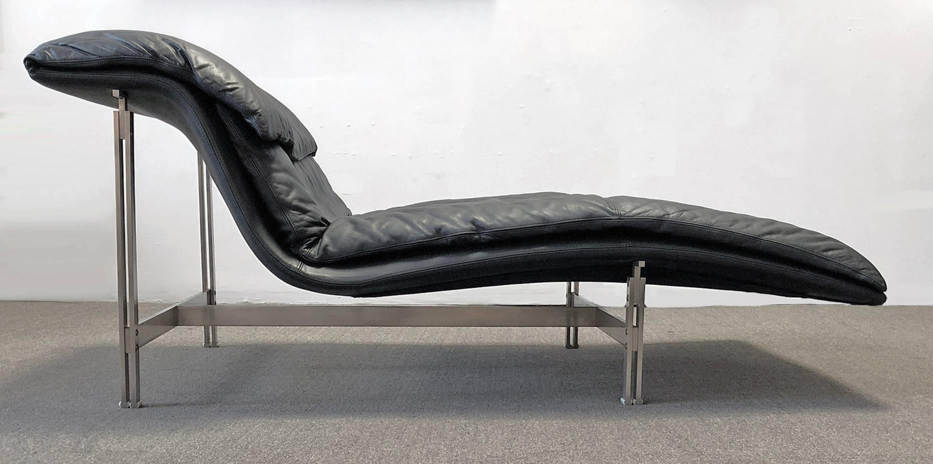 Giovanni Offredi designed the "Onda" lounge for Saporiti Italia in 1974. Covered in black leather with stainless steel frame and legs. Retains original
Saporiti Italia tag. Top quality design and materials. Designed for comfort.