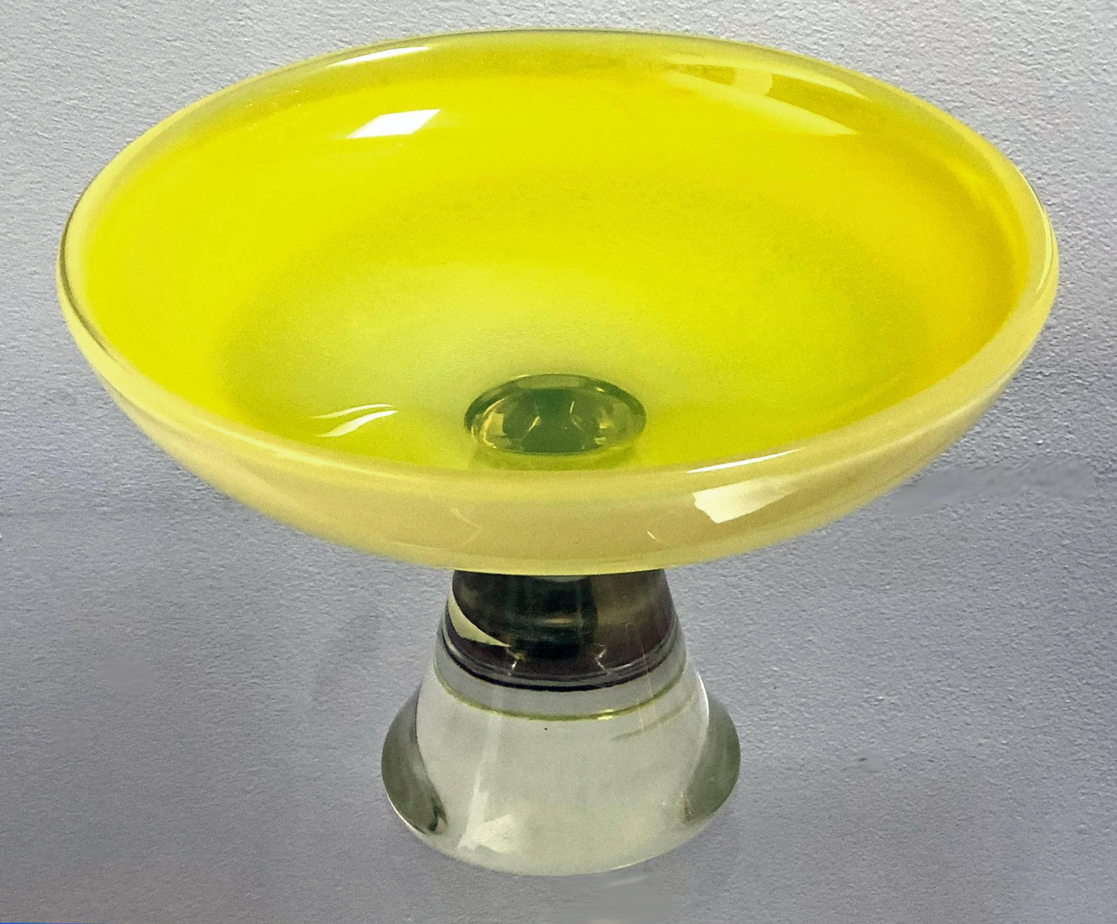 Murano glass. Bright yellow dish and clear glass base.

Complementary delivery in the Los Angeles / Beverly Hills area/ Pasadena. Pick up is also an option.
