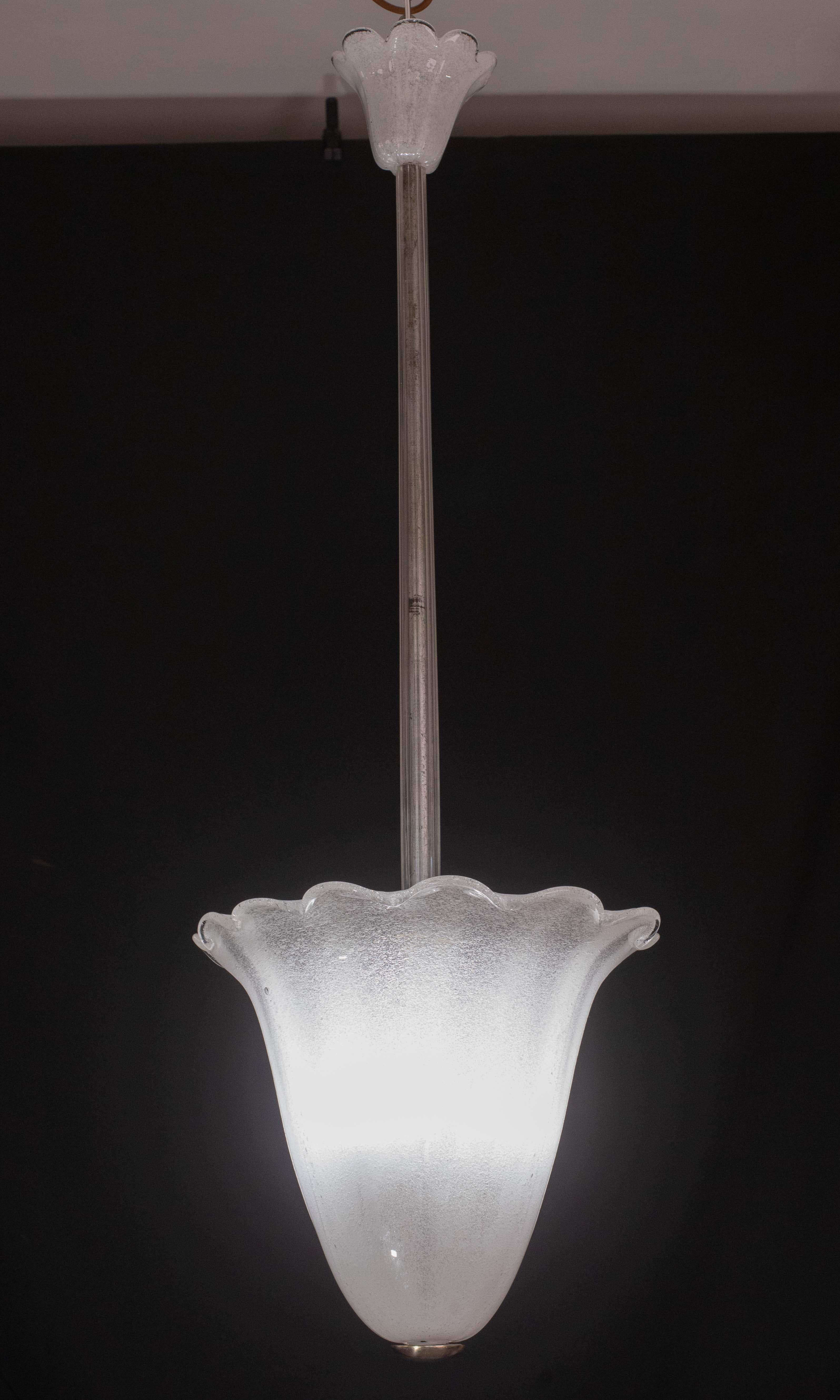 Meravigliosa lanterna in vetro di Murano in vetro Pulegoso del secolo scorso.
Attribuito alla vetreria Seguso.
Eccellenti condizioni vintage.
Ha tre luci, possibilità di cablaggio per gli Stati Uniti.
Altezza 110 centimetri, diametro 35 centimetri.