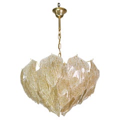 Superbe grand lustre en verre de Murano orné de feuilles dorées