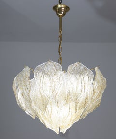 Superbe grand lustre en verre de Murano orné de feuilles dorées