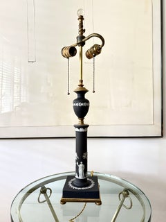Magnifique lampe en Jasperware de Wedgwood, en noir et blanc, avec des ferrures en laiton sur mesure