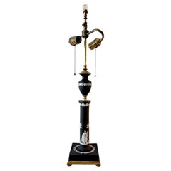 Magnifique lampe en Jasperware de Wedgwood, en noir et blanc, avec des ferrures en laiton sur mesure