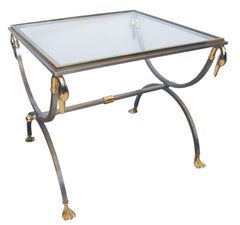 Table d'appoint française de bonne qualité en acier brossé et laiton avec plateau en verre et supports en forme de cygne