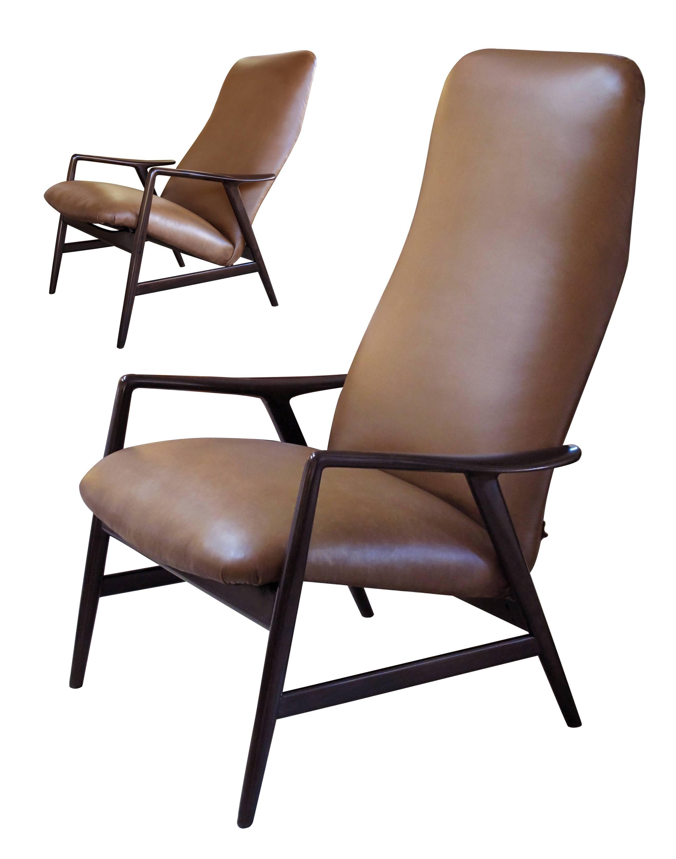A stylish Danish modern Alf Svensson for Fritz Hansen 1960s stained teak two-position reclining lounge chair; this hip and very comfortable high back leather-upholstered chair with paddle-form arms and raised on turned supports.