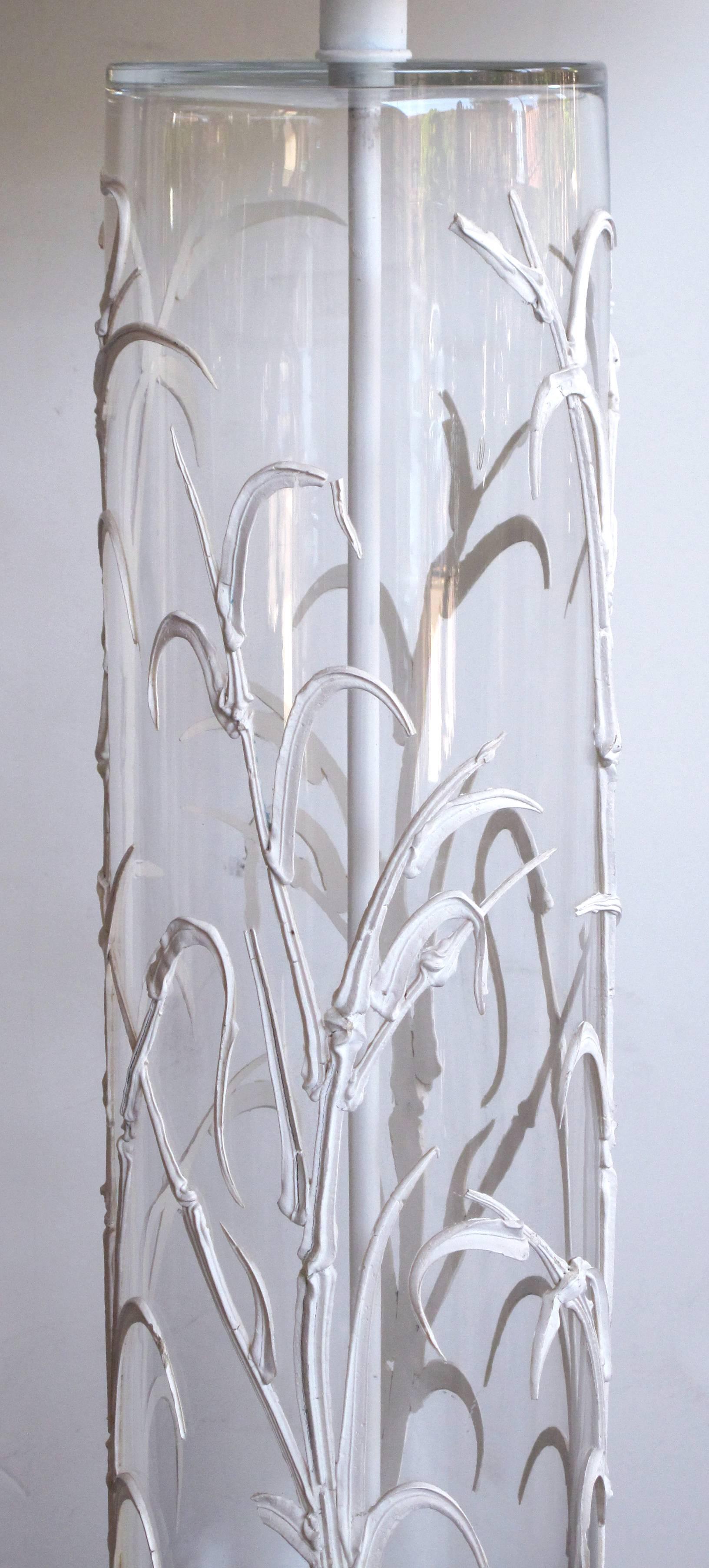 Un par único de lámparas americanas de cristal cilíndrico de los años 60 con decoración de bambú aplicado; cada cilindro de cristal transparente adornado con ramaje de bambú aplicado