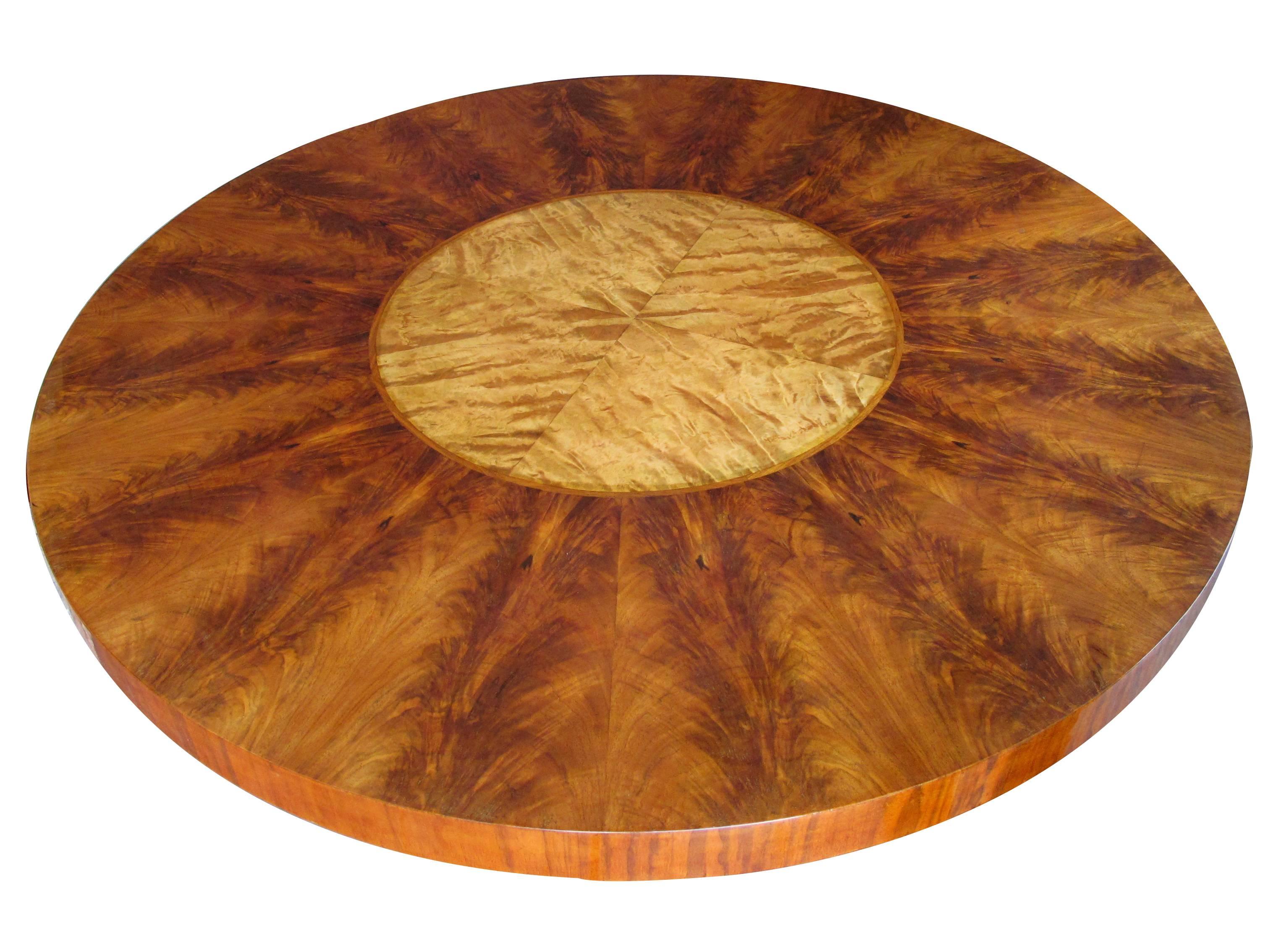 Ein fein gearbeiteter schwedischer runder Art Deco Tisch mit gut geformtem Flammenmahagoni und satiniertem Birkenholz; die dicke runde Platte zentriert ein Birkenmedaillon innerhalb einer Flammenmahagoni-Einfassung; erhöht auf einem Gestell mit