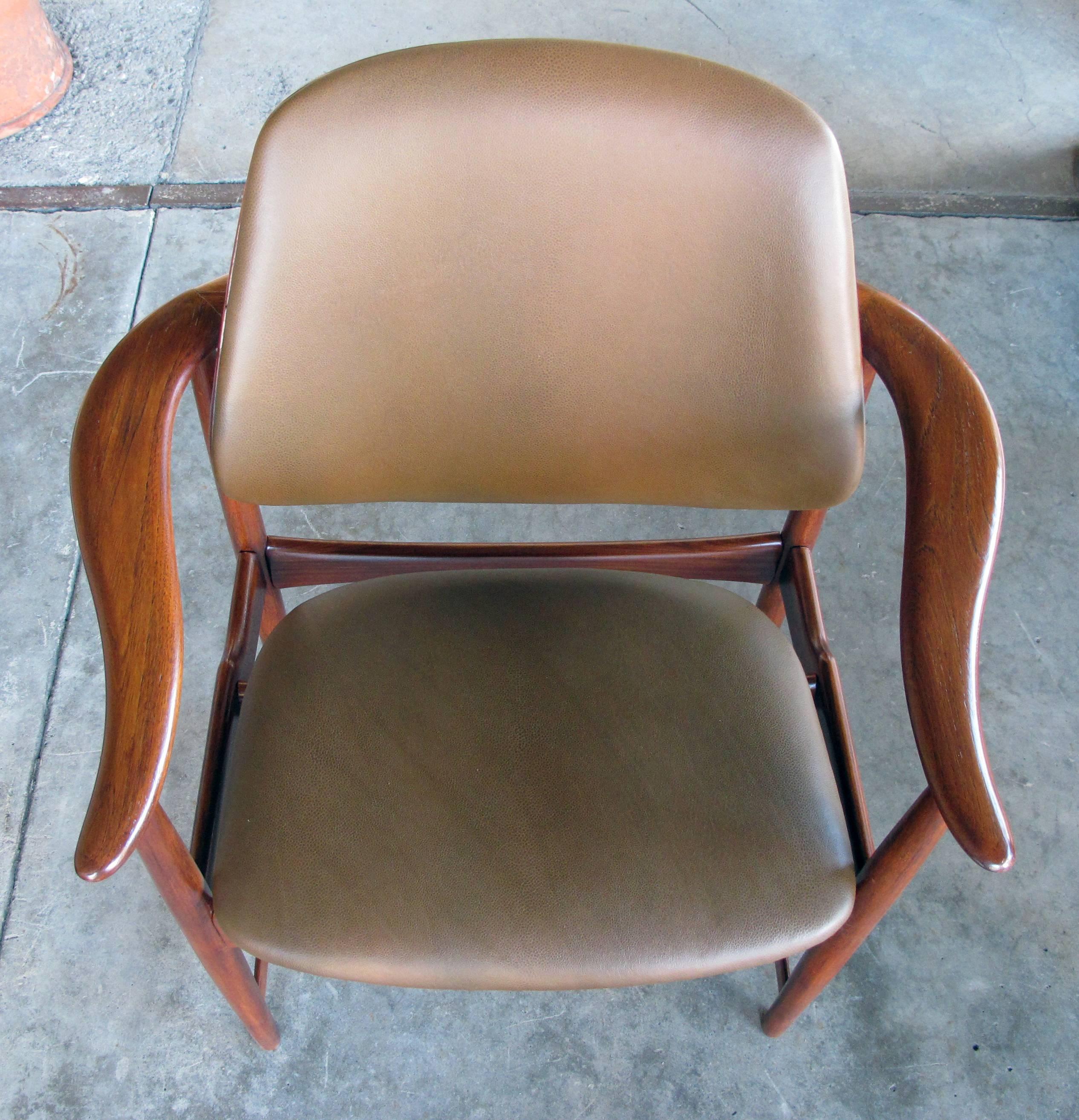 Mid-Century Modern Pair of Danish 1960s Teak Armchairs, Leather Upholstery, by Arne Hovmand-Olsen For Sale