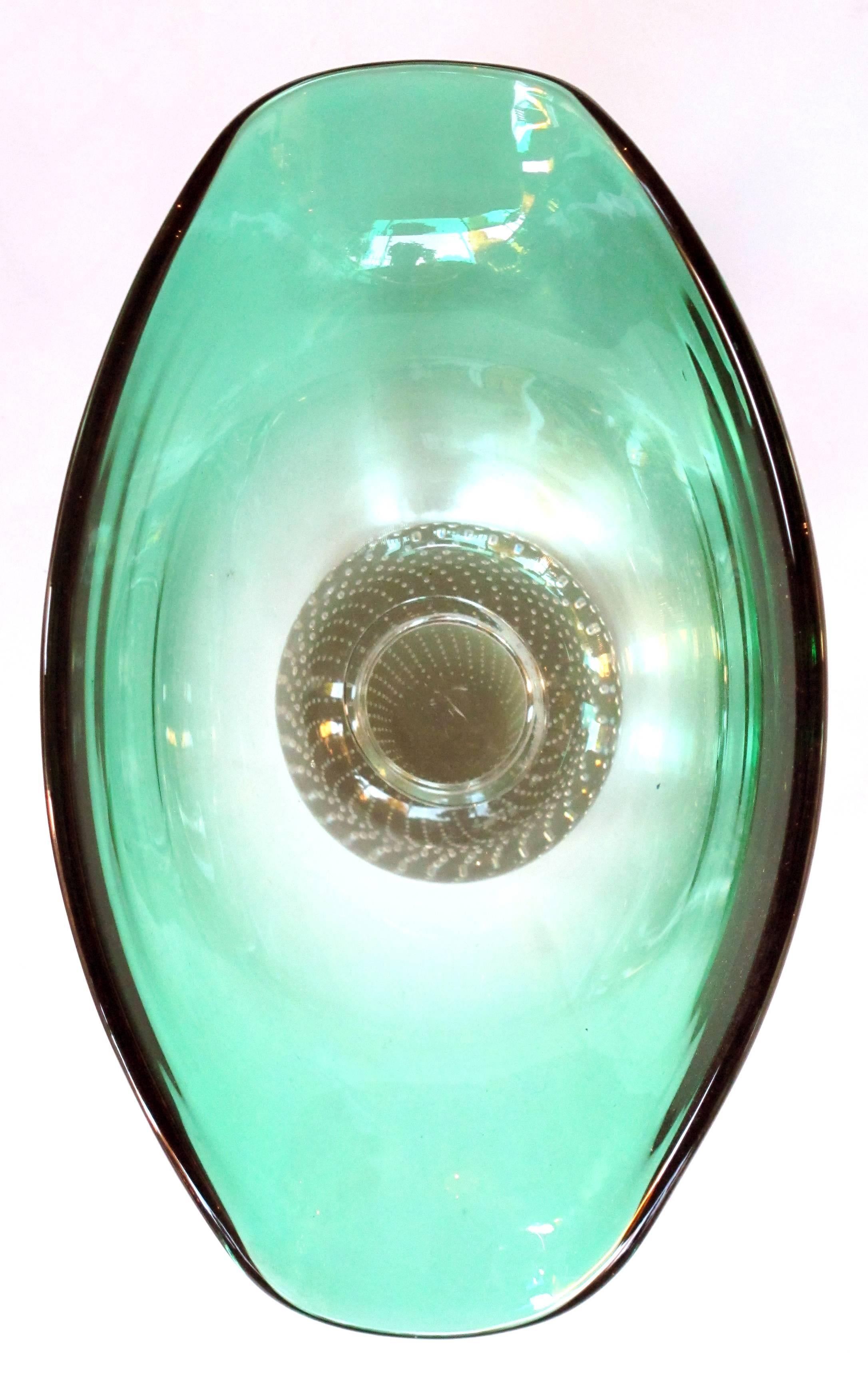 Shapely American Mid-Century Emerald-Green Pedestal Vase; Pairpoint Glassworks In Excellent Condition In San Francisco, CA